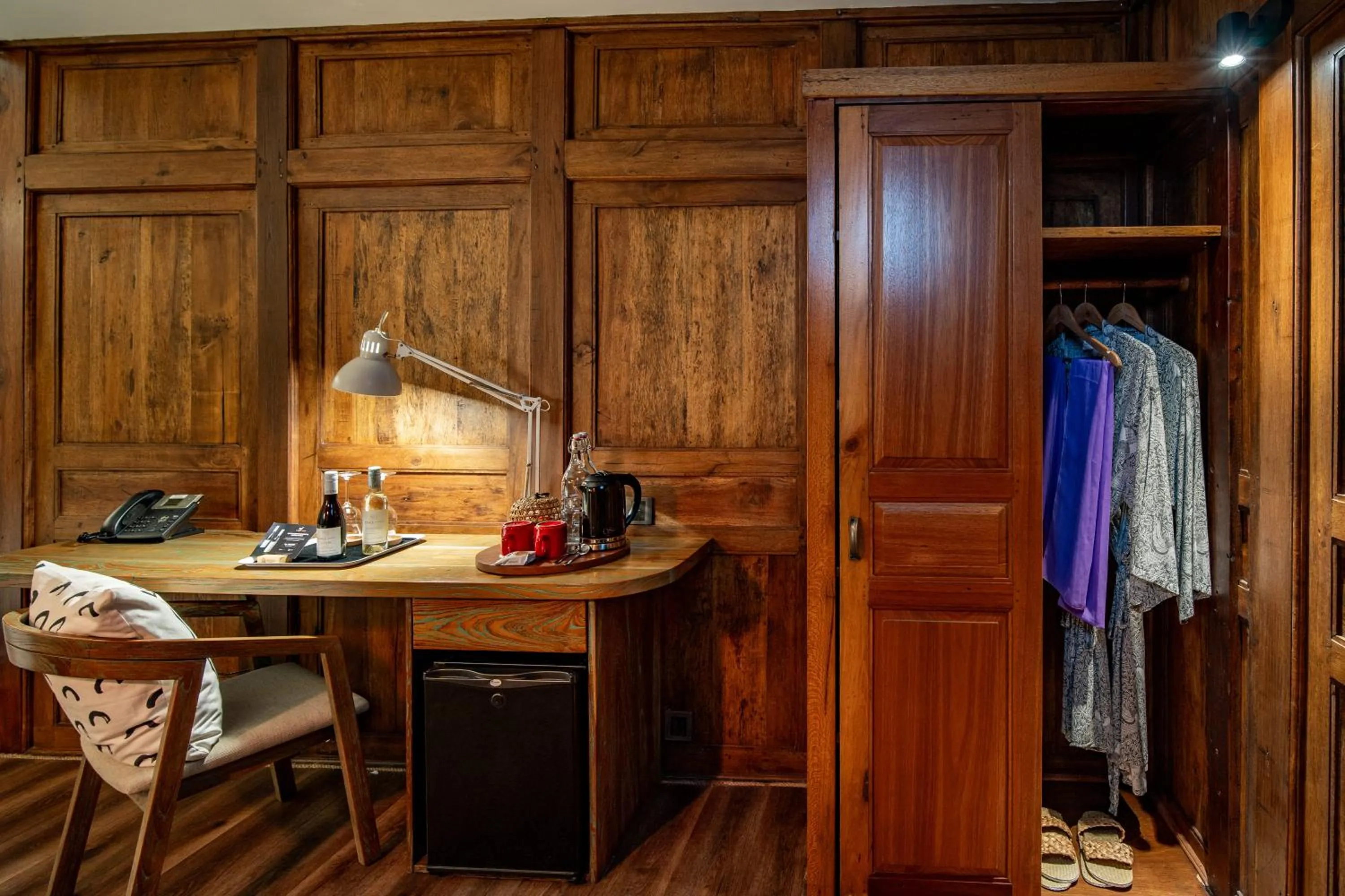 wardrobe in Tira Vilagna Suites & Spa