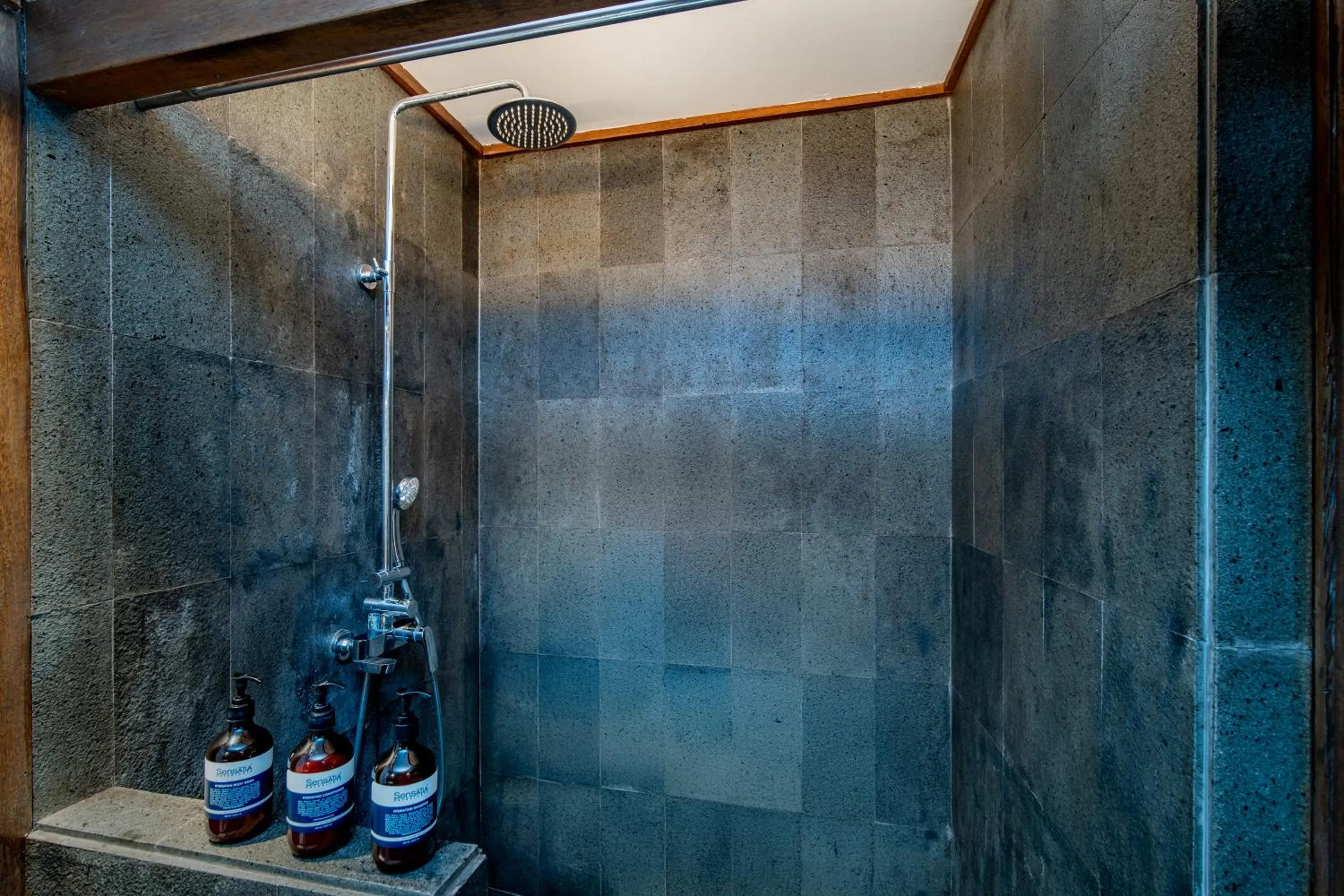 Bathroom in Tira Vilagna Suites & Spa