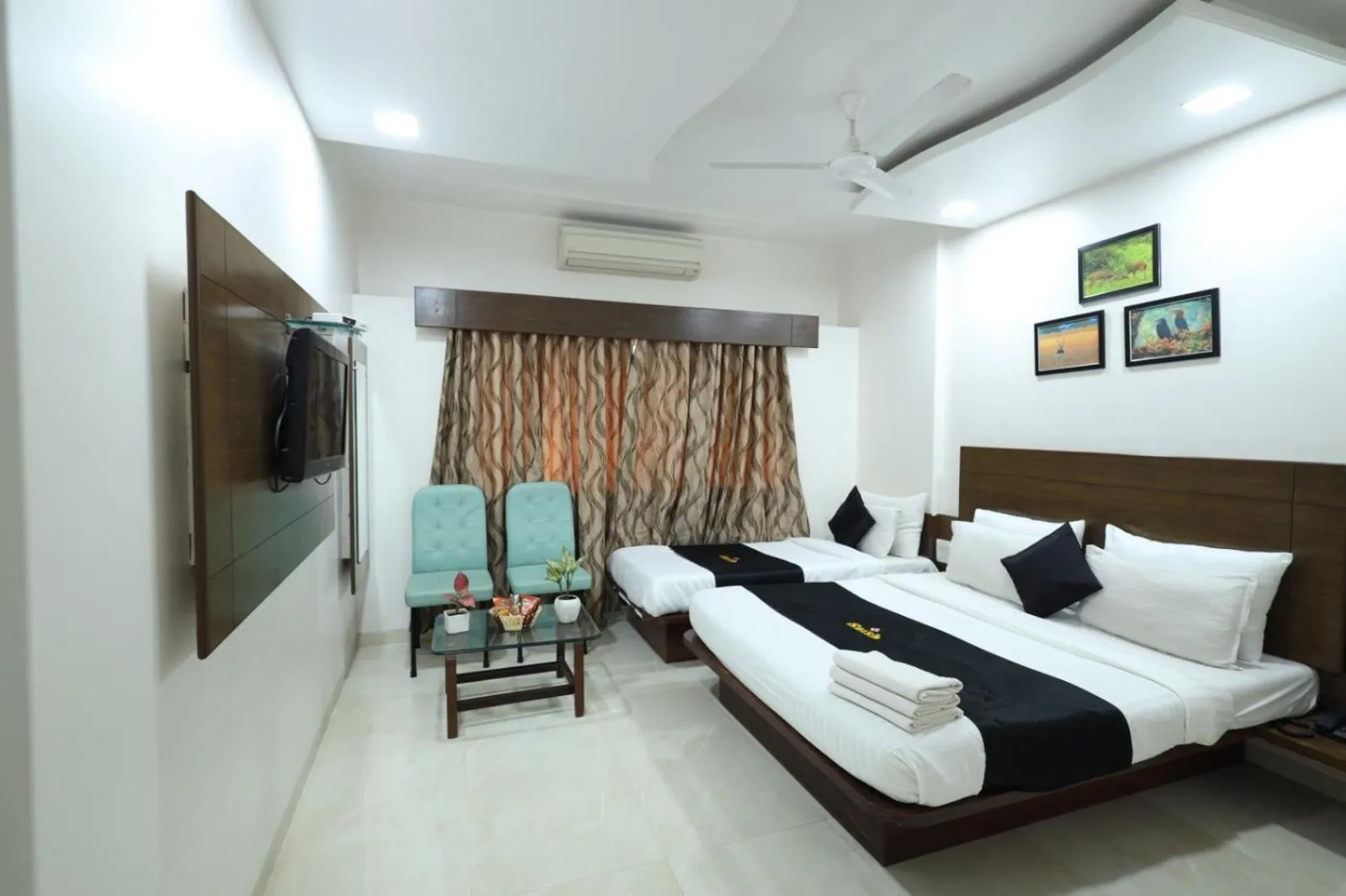 TV and multimedia, Bed in Saish Hotel Shirdi