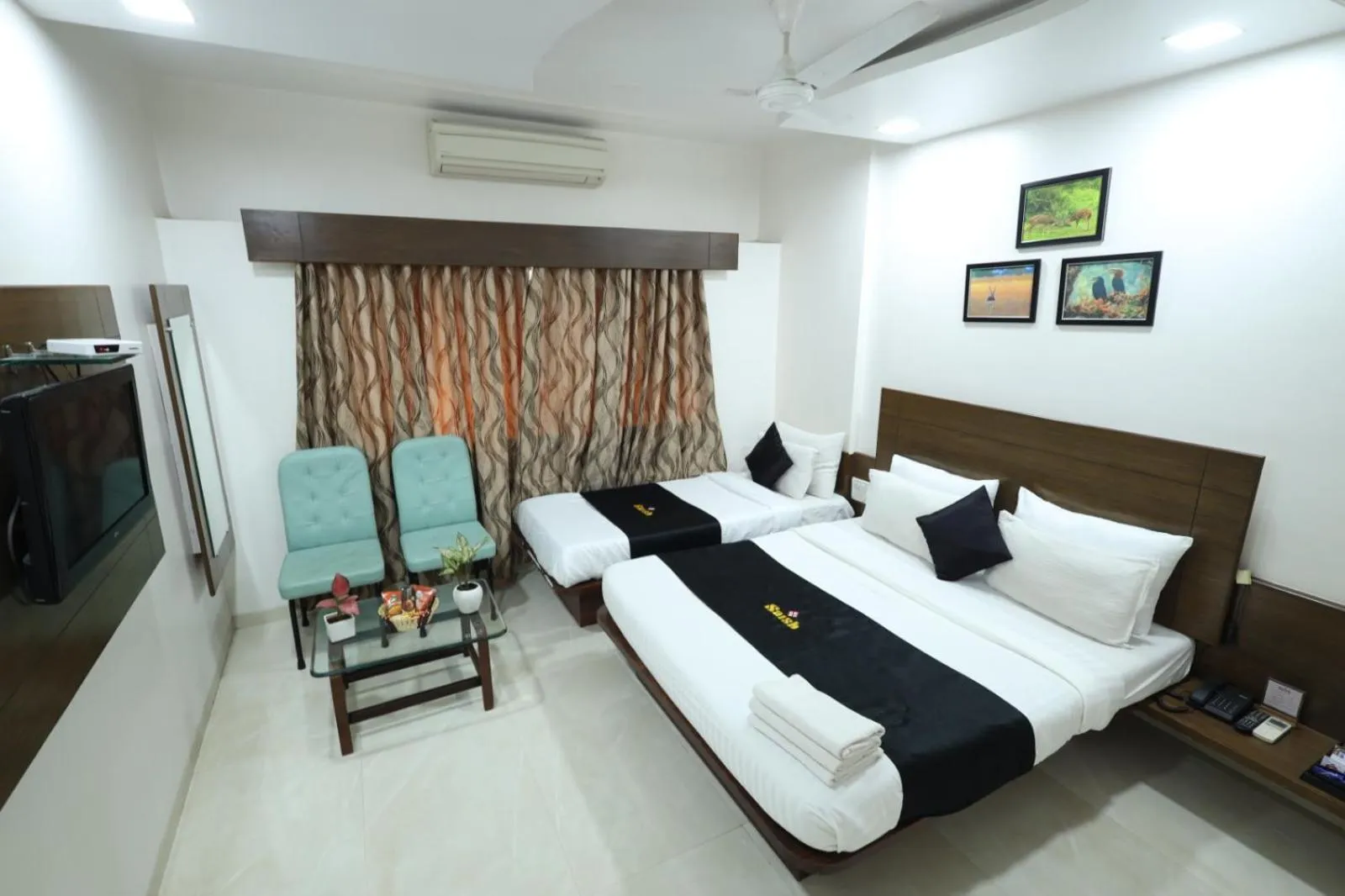Living room, Bed in Saish Hotel Shirdi