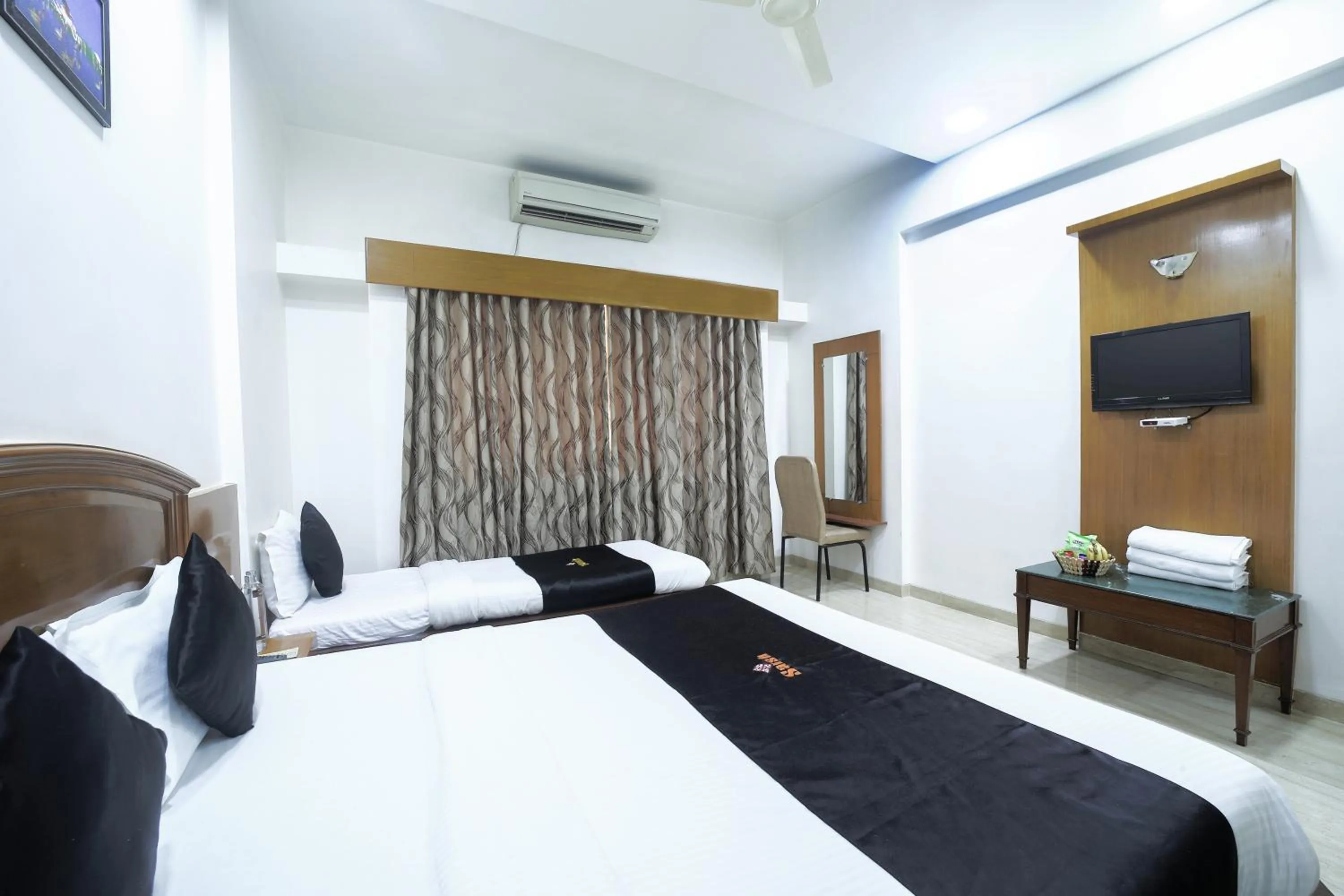 Restaurant/places to eat, Bed in Saish Hotel Shirdi