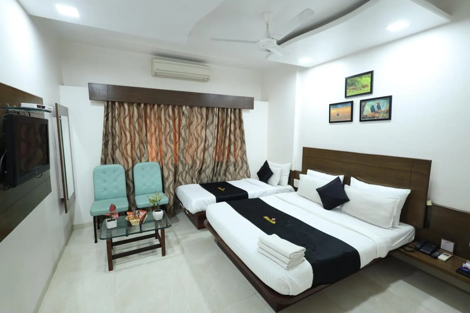 TV and multimedia, Bed in Saish Hotel Shirdi