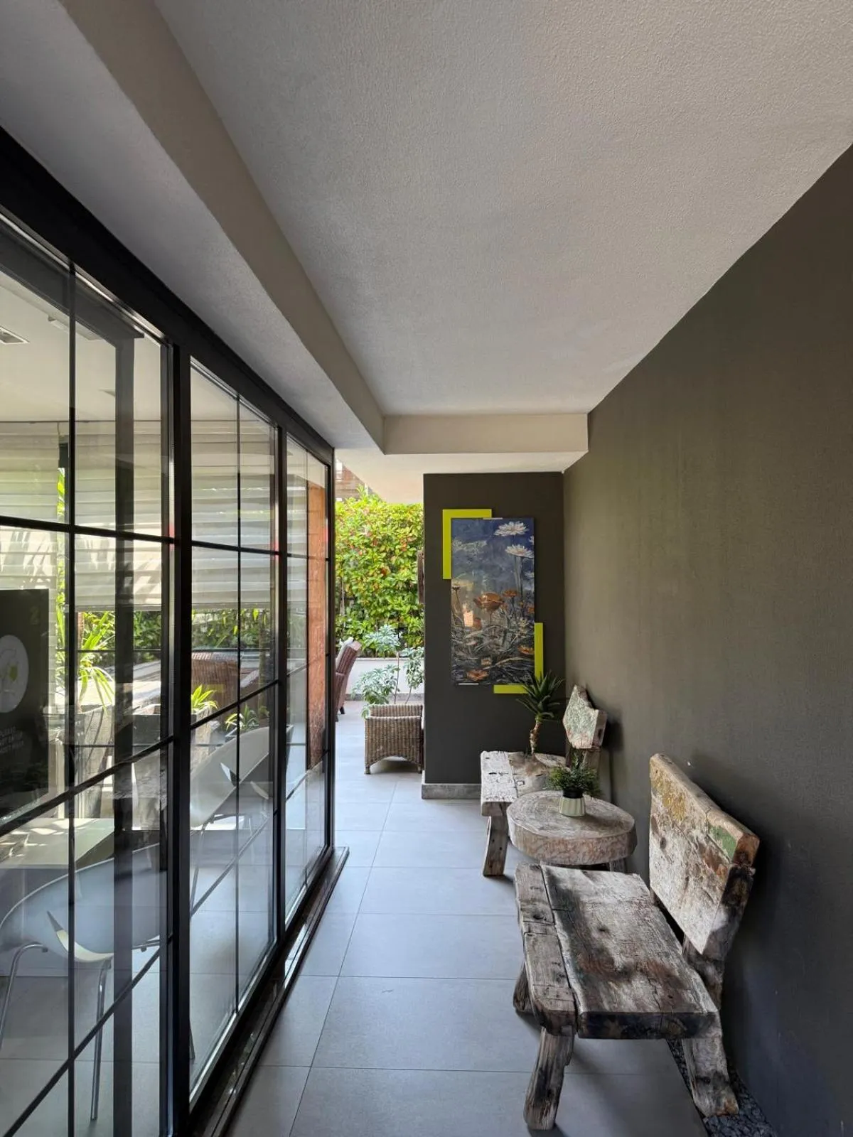 Facade/entrance in Z-Suites