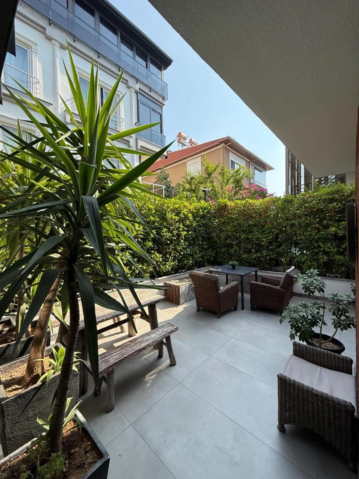 Facade/entrance in Z-Suites