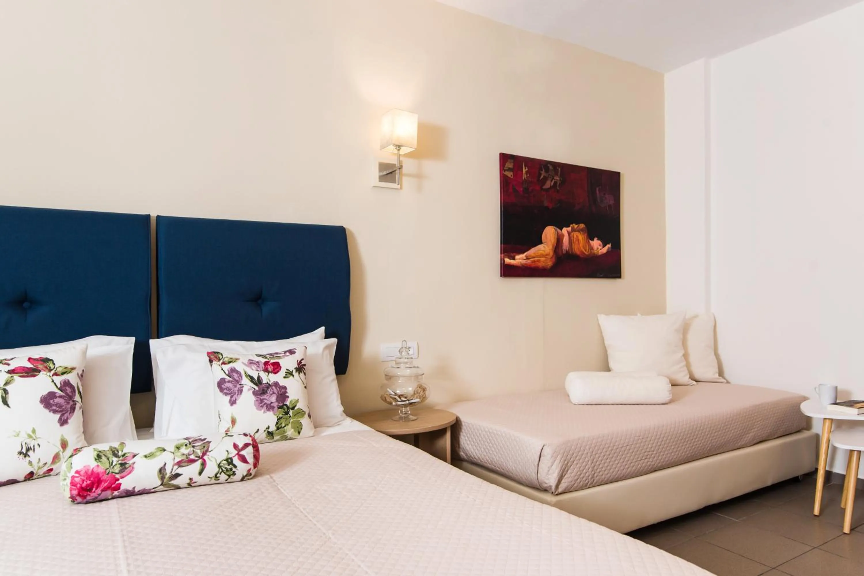 Seating area, Bed in Mirage Studios