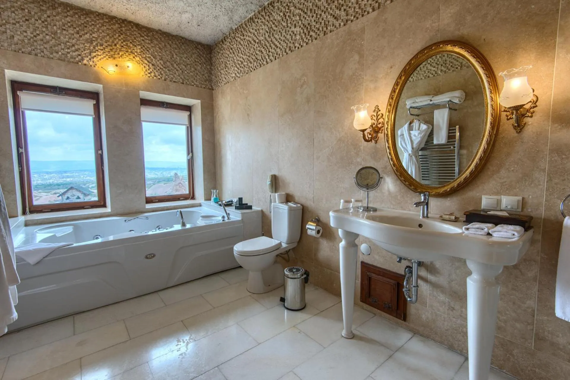 Toilet in MUSEUM HOTEL - Relais & Châteaux