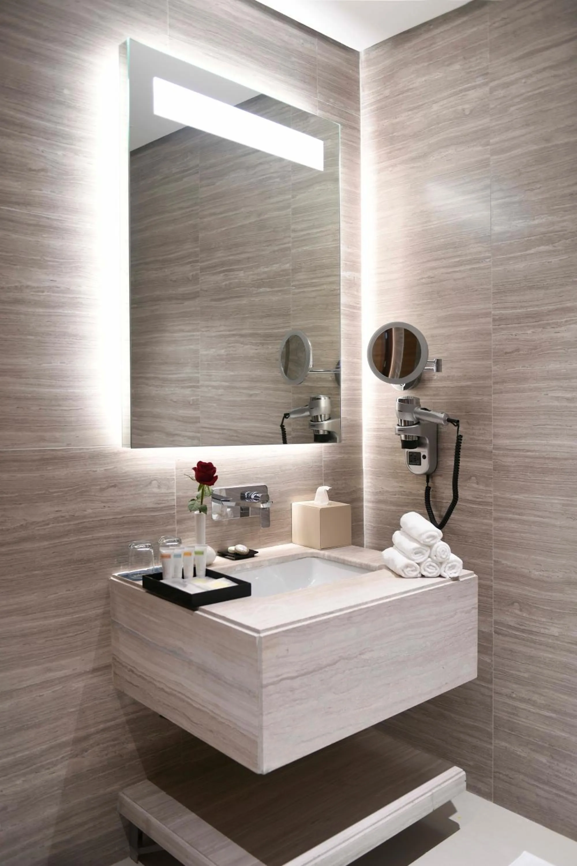 Bathroom, Bed in Golden Tulip Riyadh Convention and Exhibition Center