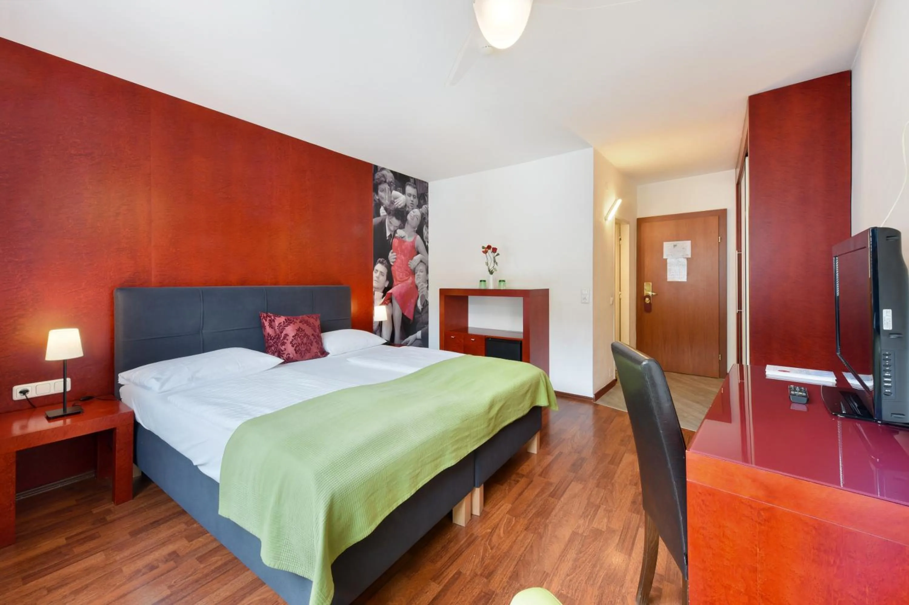 Photo of the whole room, Bed in Am Neutor Hotel Salzburg Zentrum