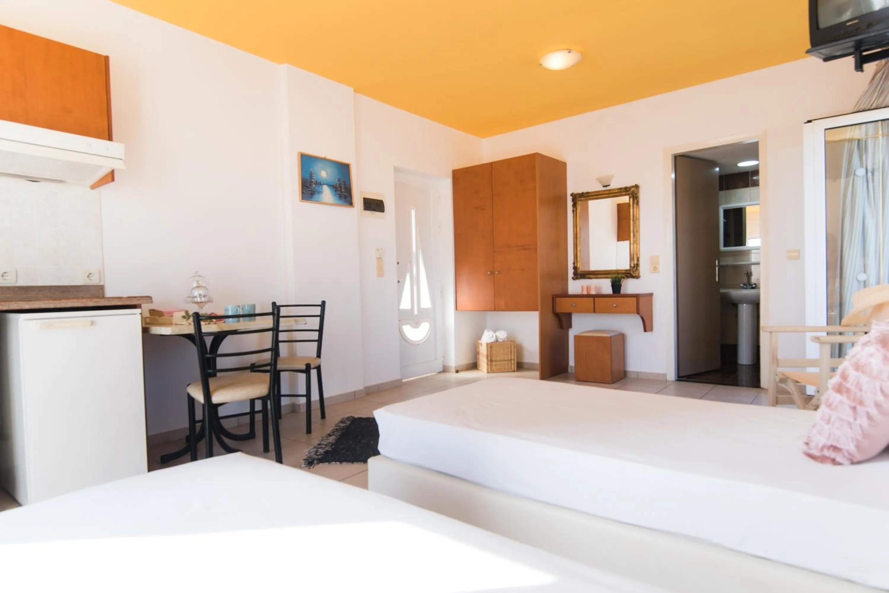 Photo of the whole room, Bed in Yiannis Manos Hotel Resort