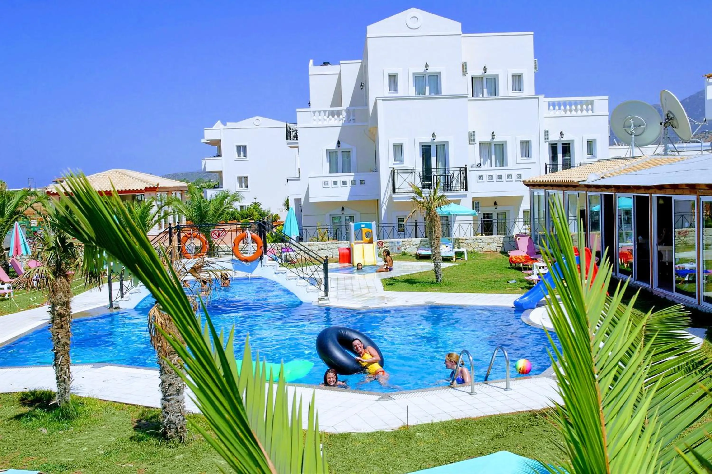 Swimming pool in Yiannis Manos Hotel Resort