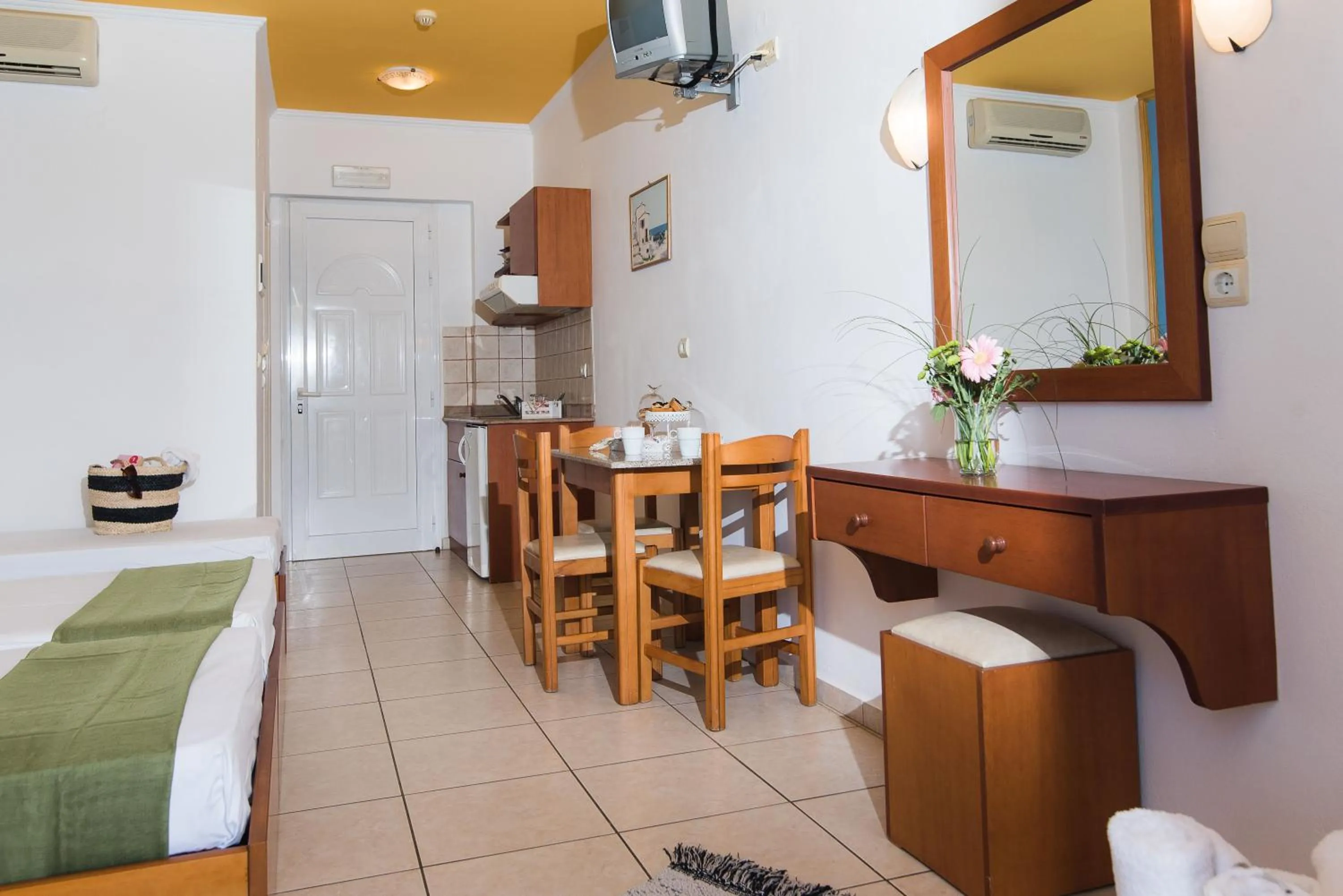 Kitchen or kitchenette, Bed in Yiannis Manos Hotel Resort