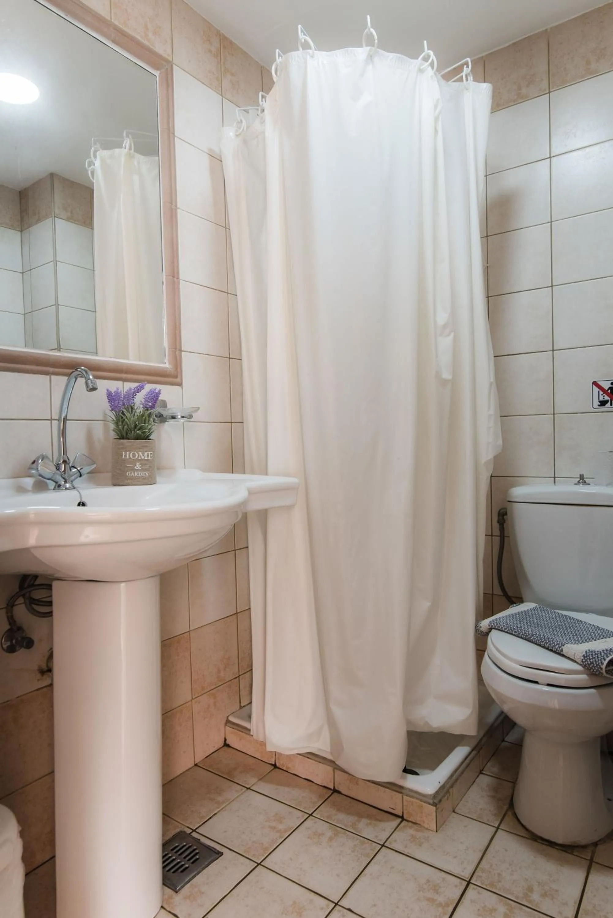 Shower in Yiannis Manos Hotel Resort