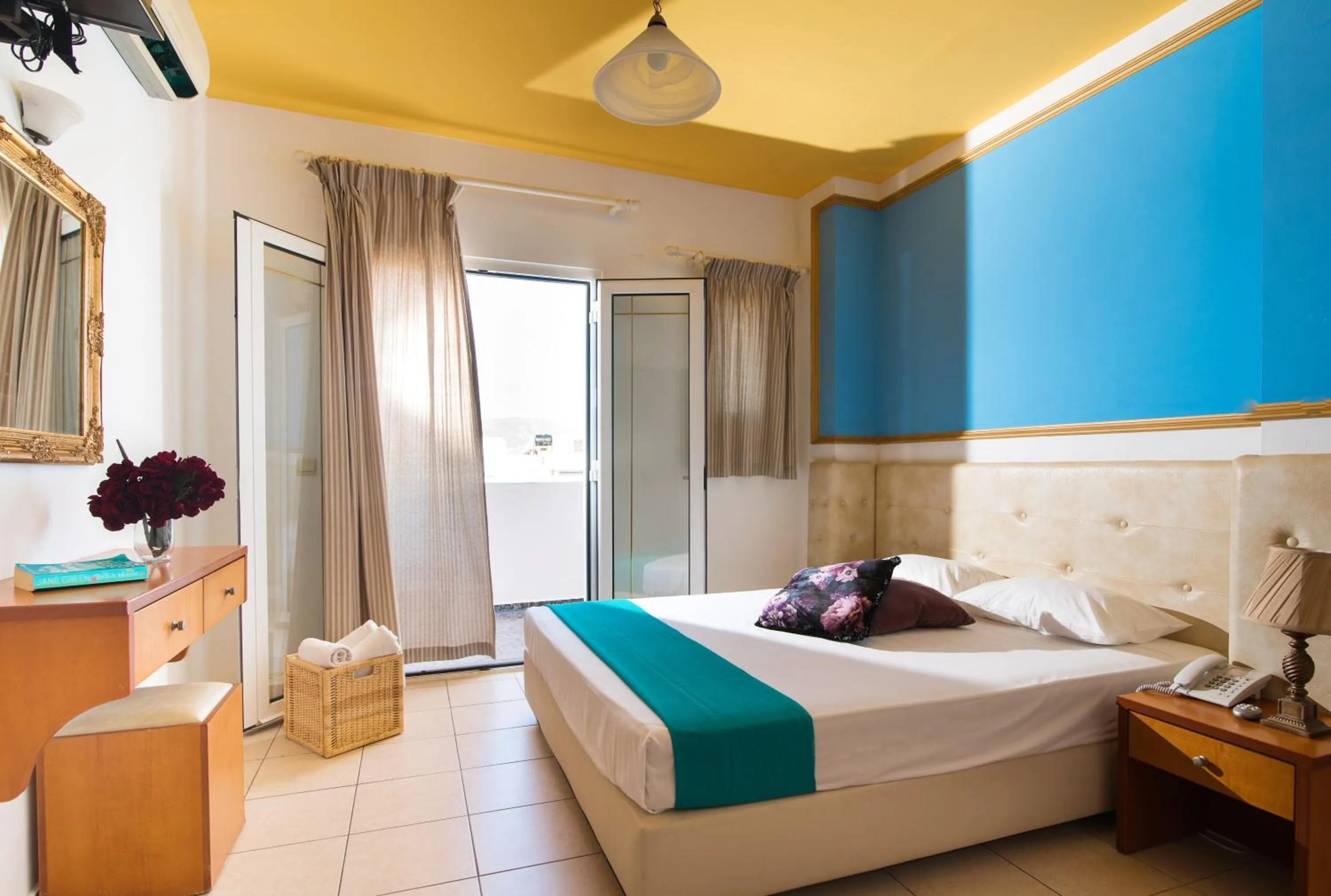 Bedroom, Bed in Yiannis Manos Hotel Resort