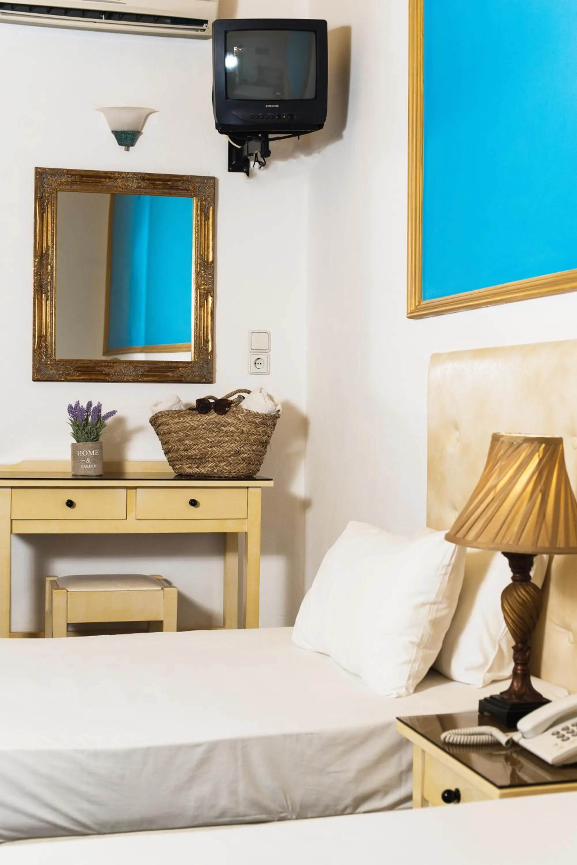 Bedroom, Bed in Yiannis Manos Hotel Resort