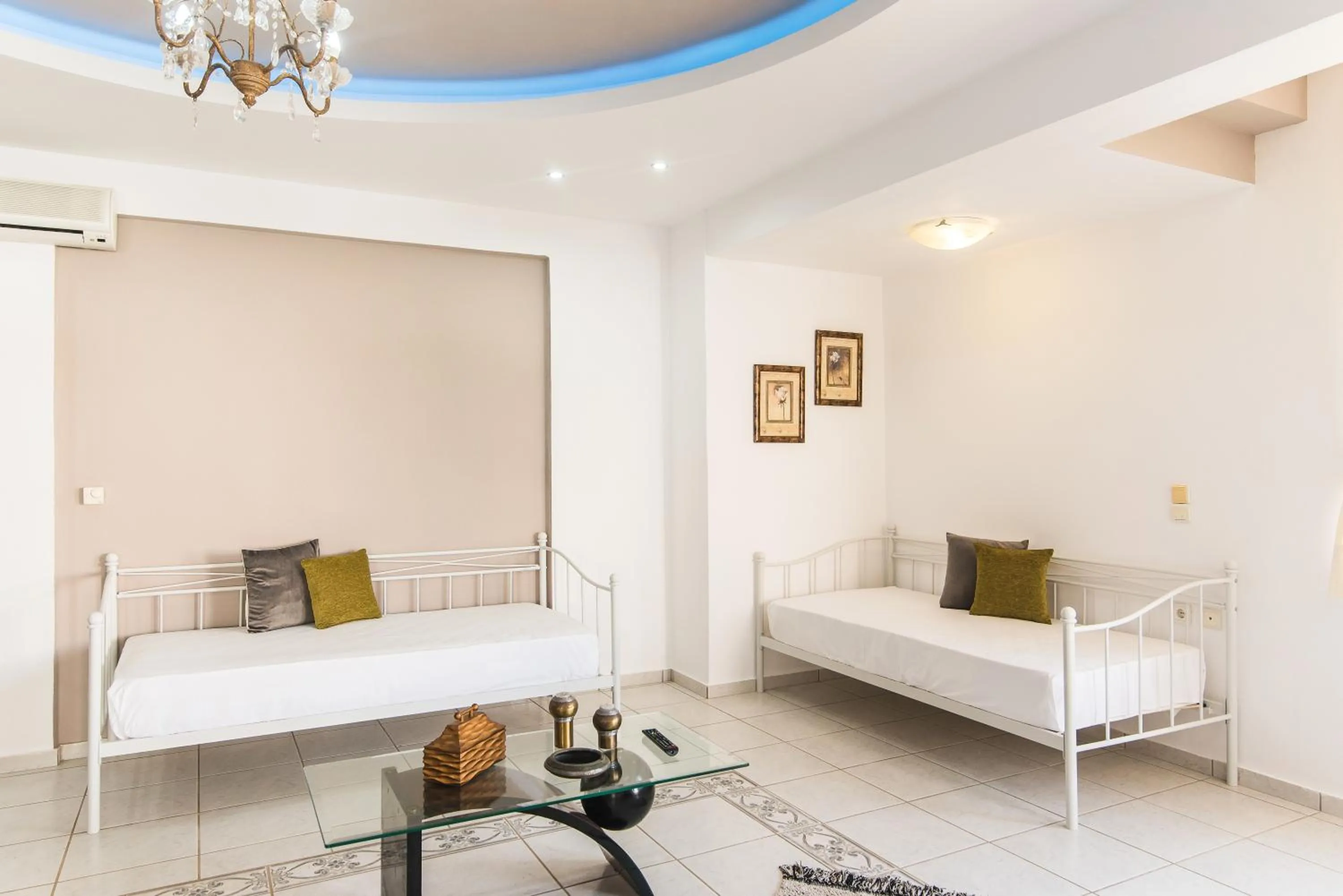 Living room, Bed in Yiannis Manos Hotel Resort