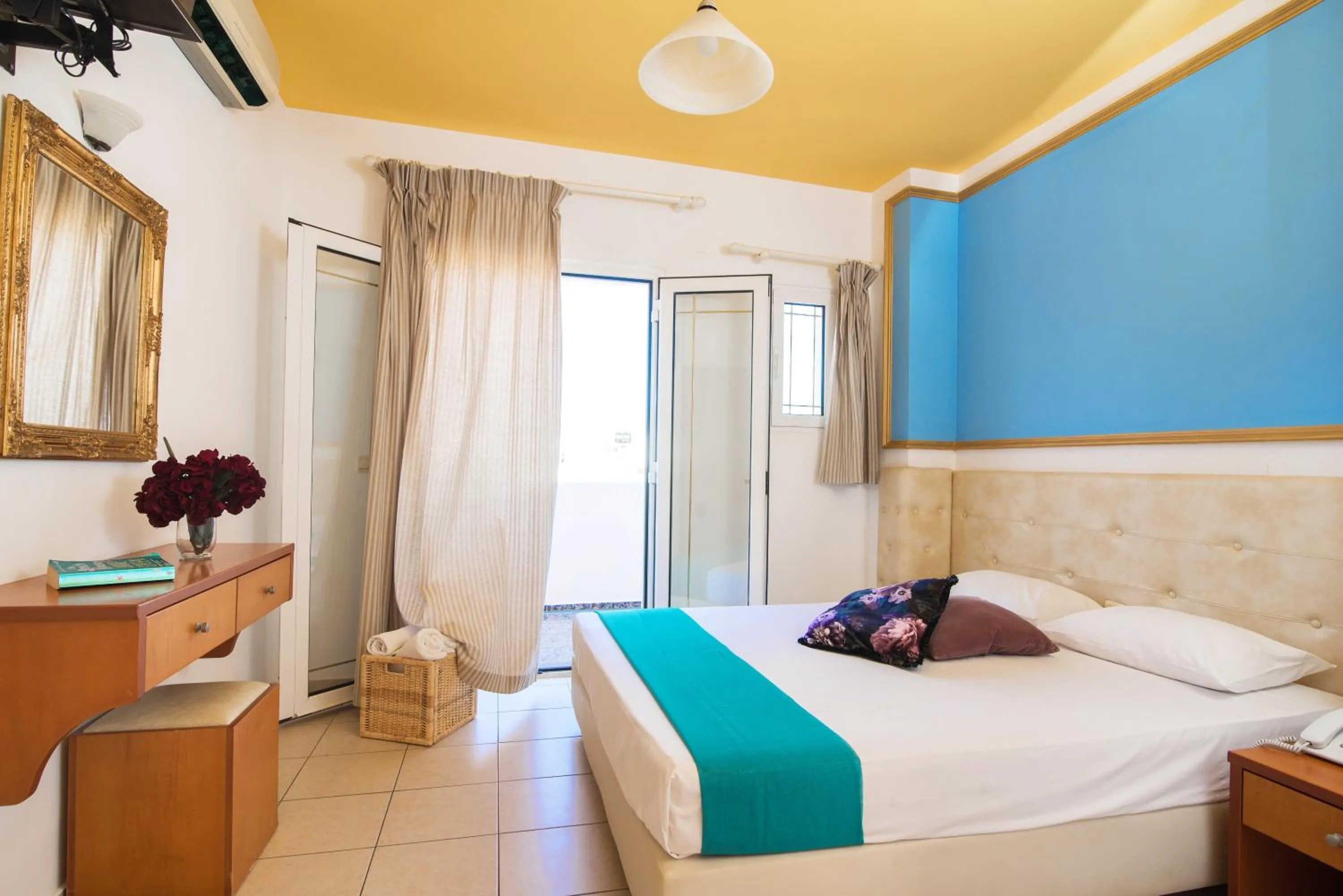 Bedroom, Bed in Yiannis Manos Hotel Resort