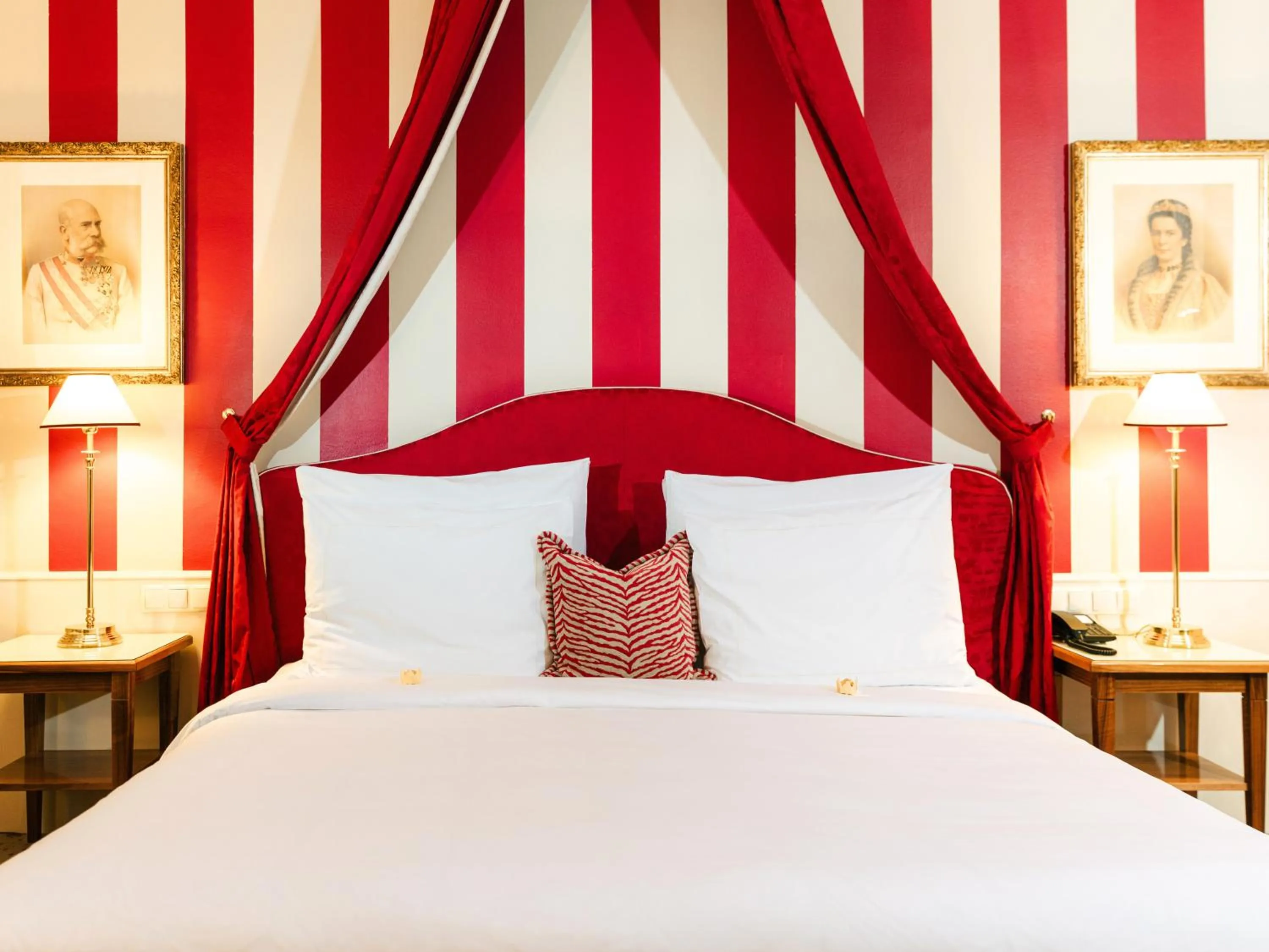 Bed in Hotel Kaiserhof Wien