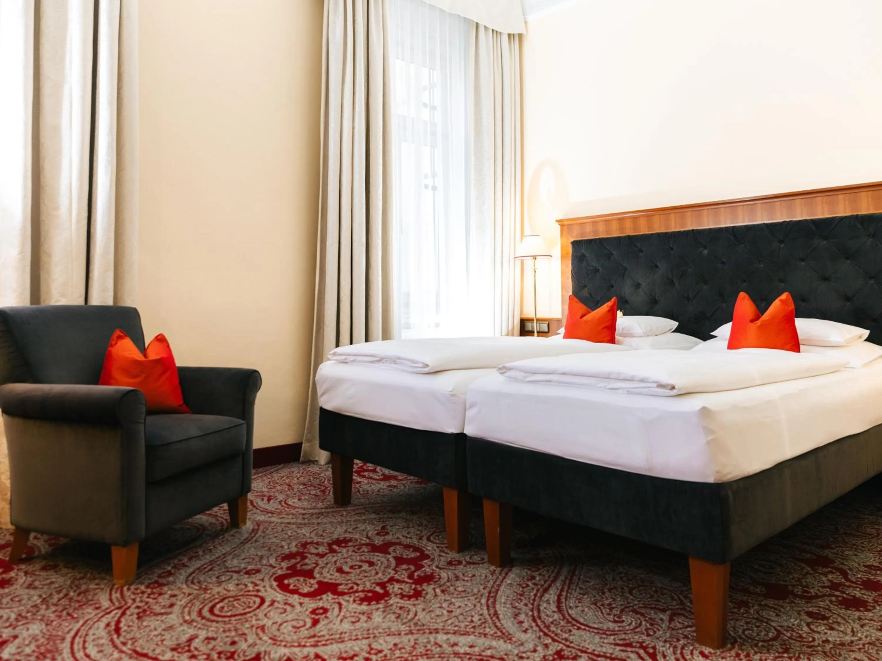 Photo of the whole room, Bed in Hotel Kaiserhof Wien