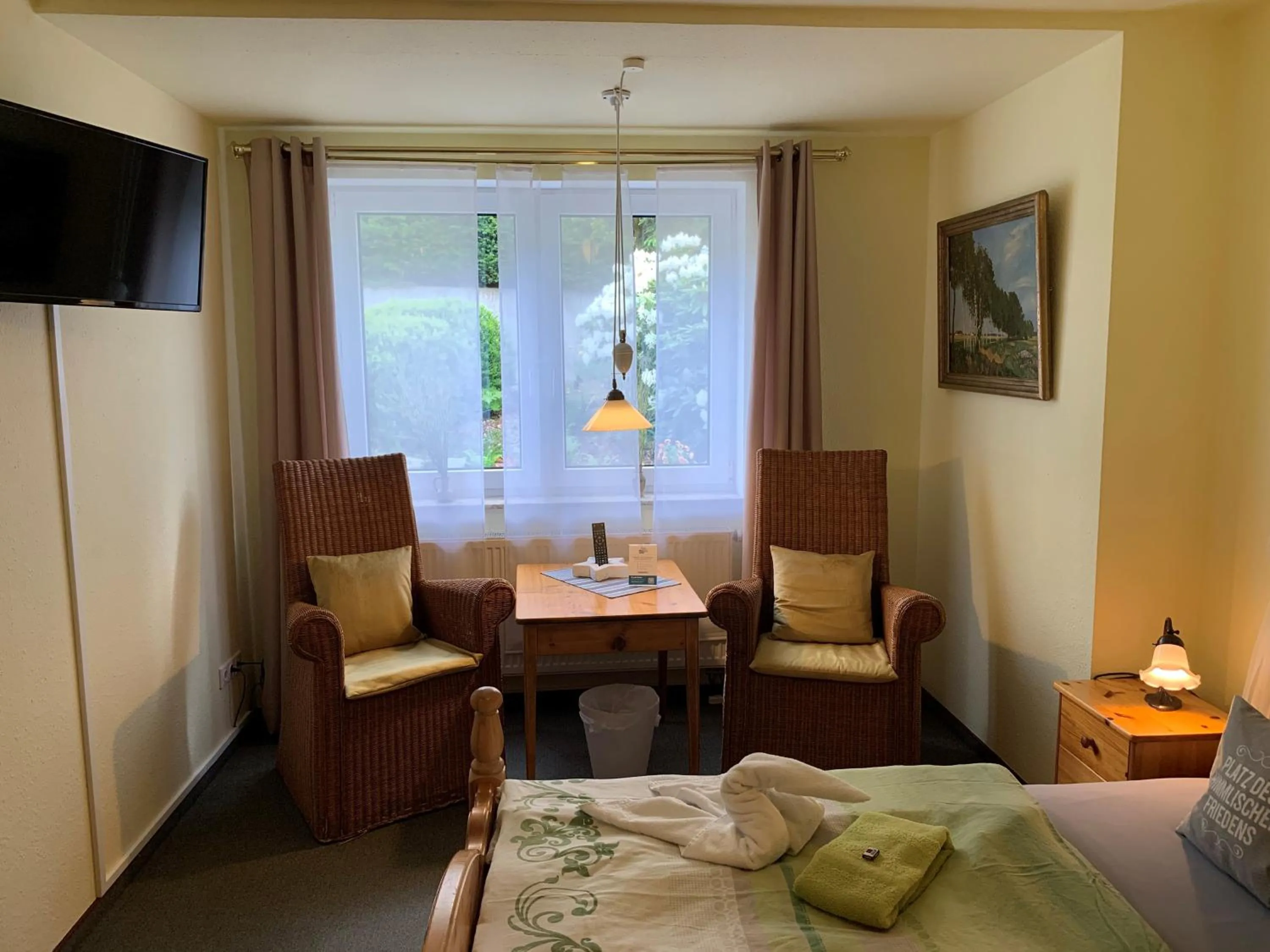 Photo of the whole room, Bed in Hotel-Pension Teutonia