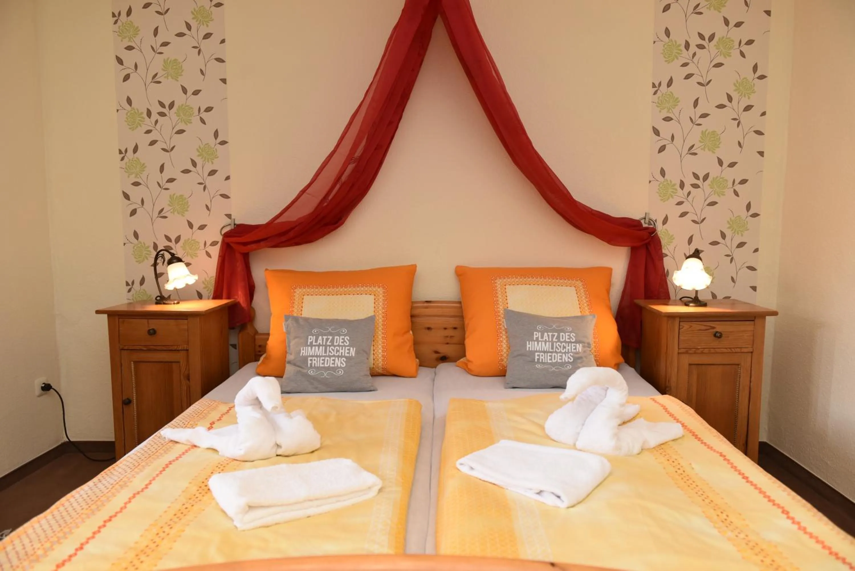 Photo of the whole room, Bed in Hotel-Pension Teutonia