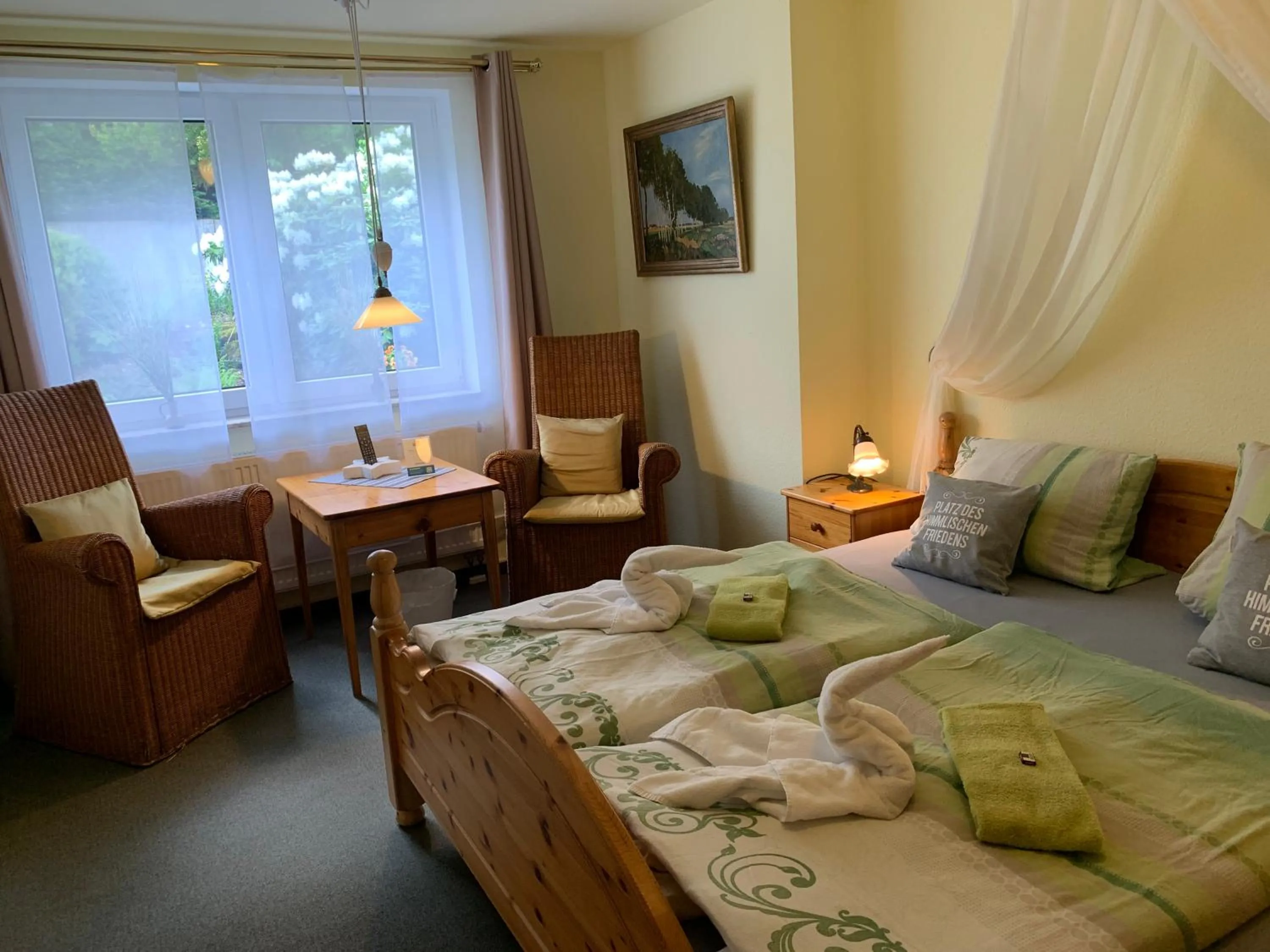 Photo of the whole room, Bed in Hotel-Pension Teutonia