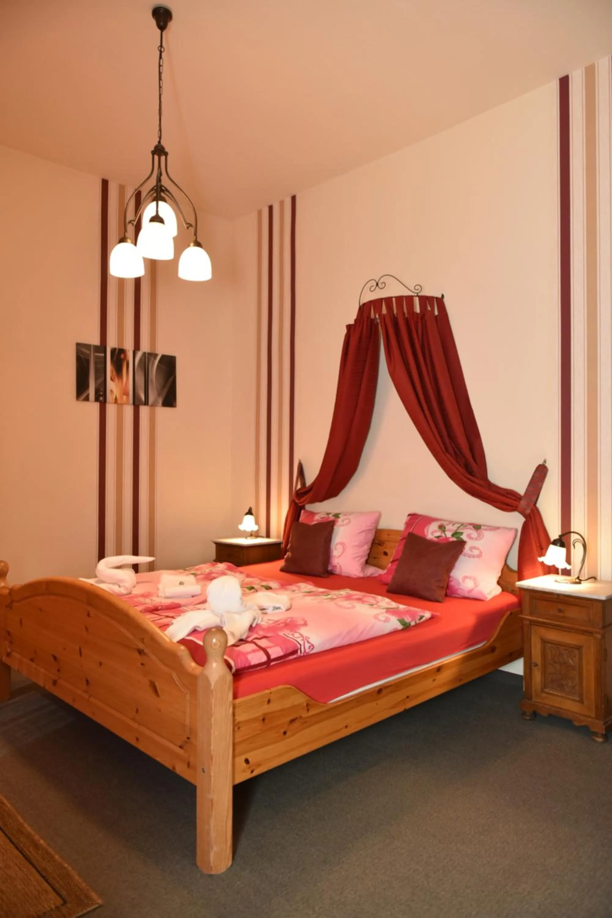 Photo of the whole room, Bed in Hotel-Pension Teutonia