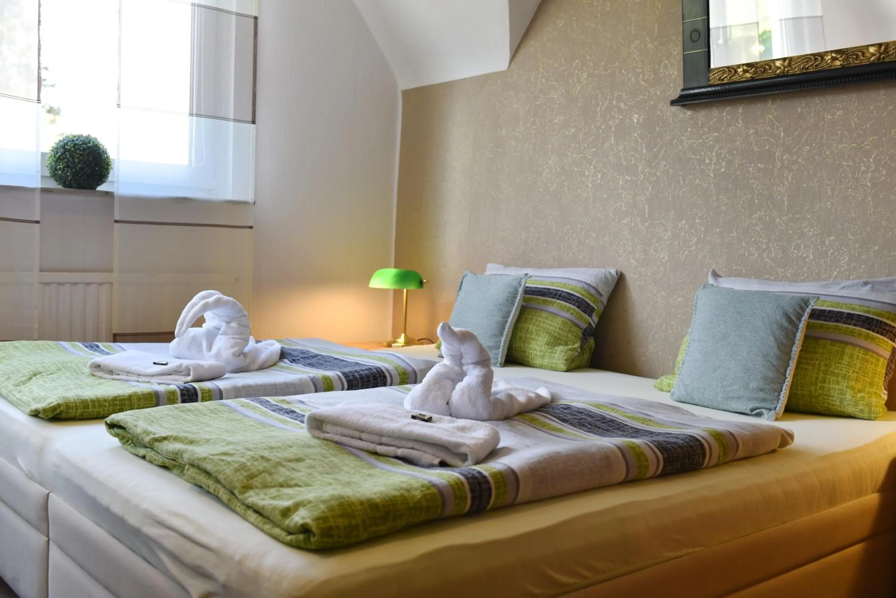 Photo of the whole room, Bed in Hotel-Pension Teutonia