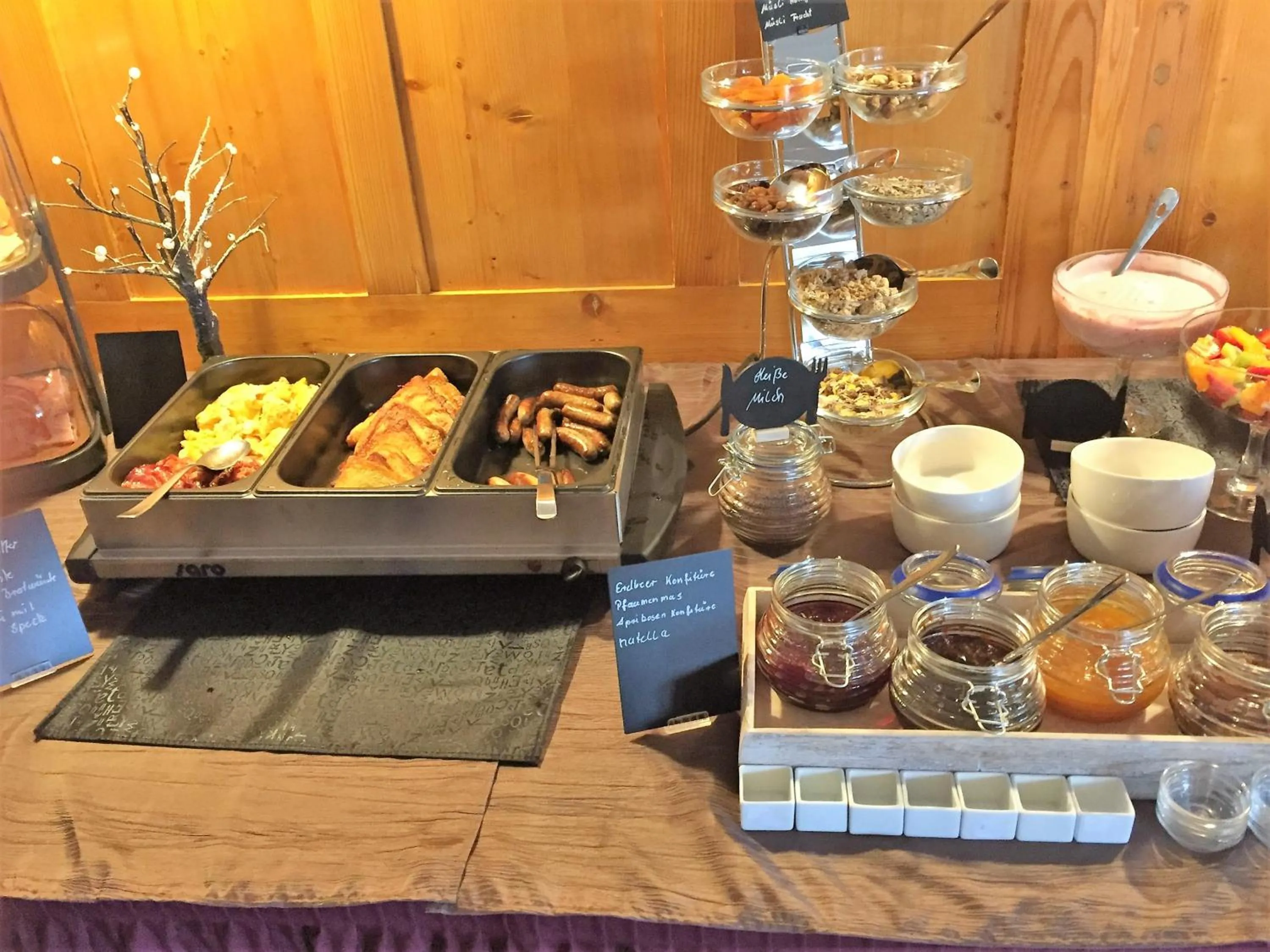 Buffet breakfast in Hotel-Pension Teutonia