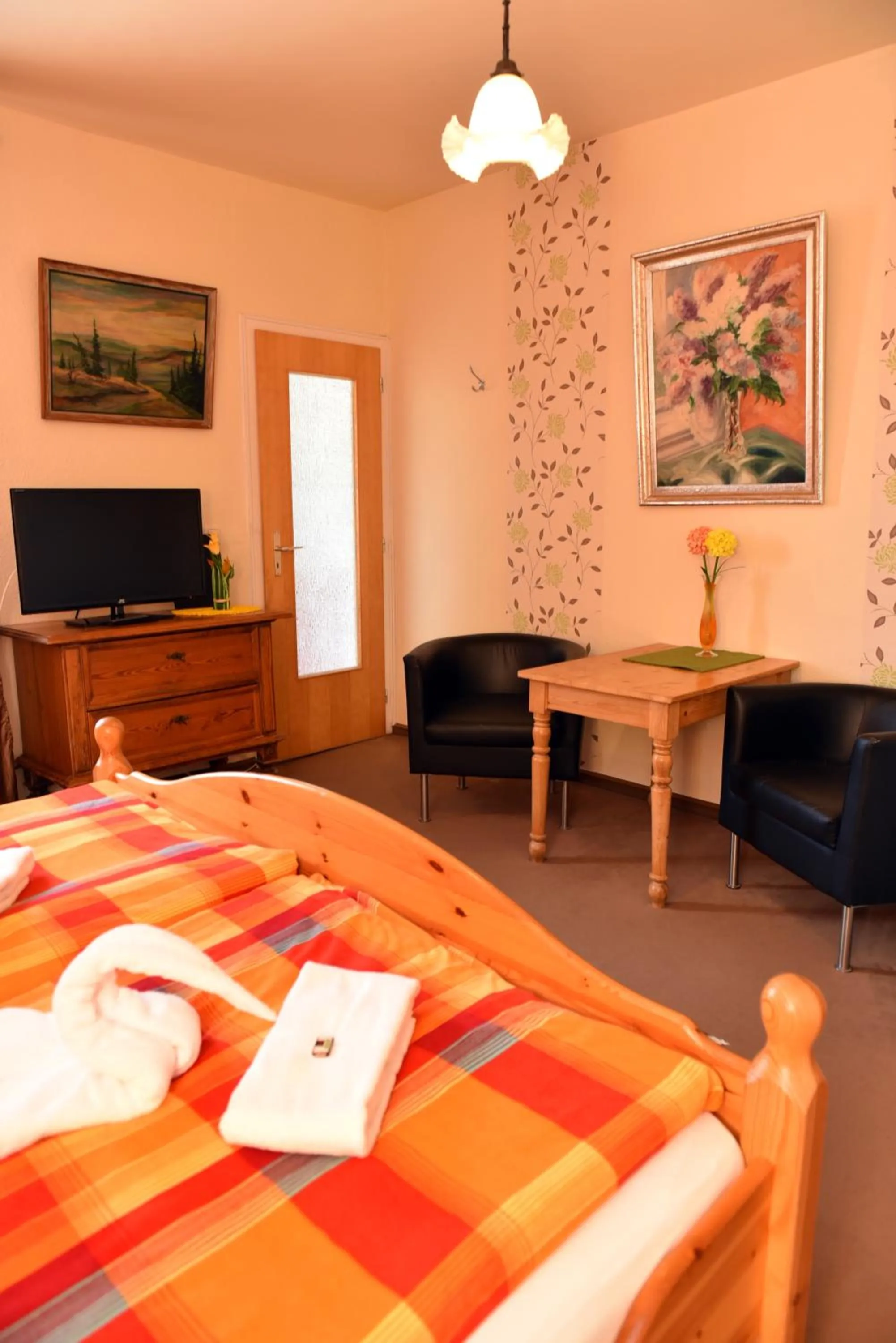 Photo of the whole room, Bed in Hotel-Pension Teutonia