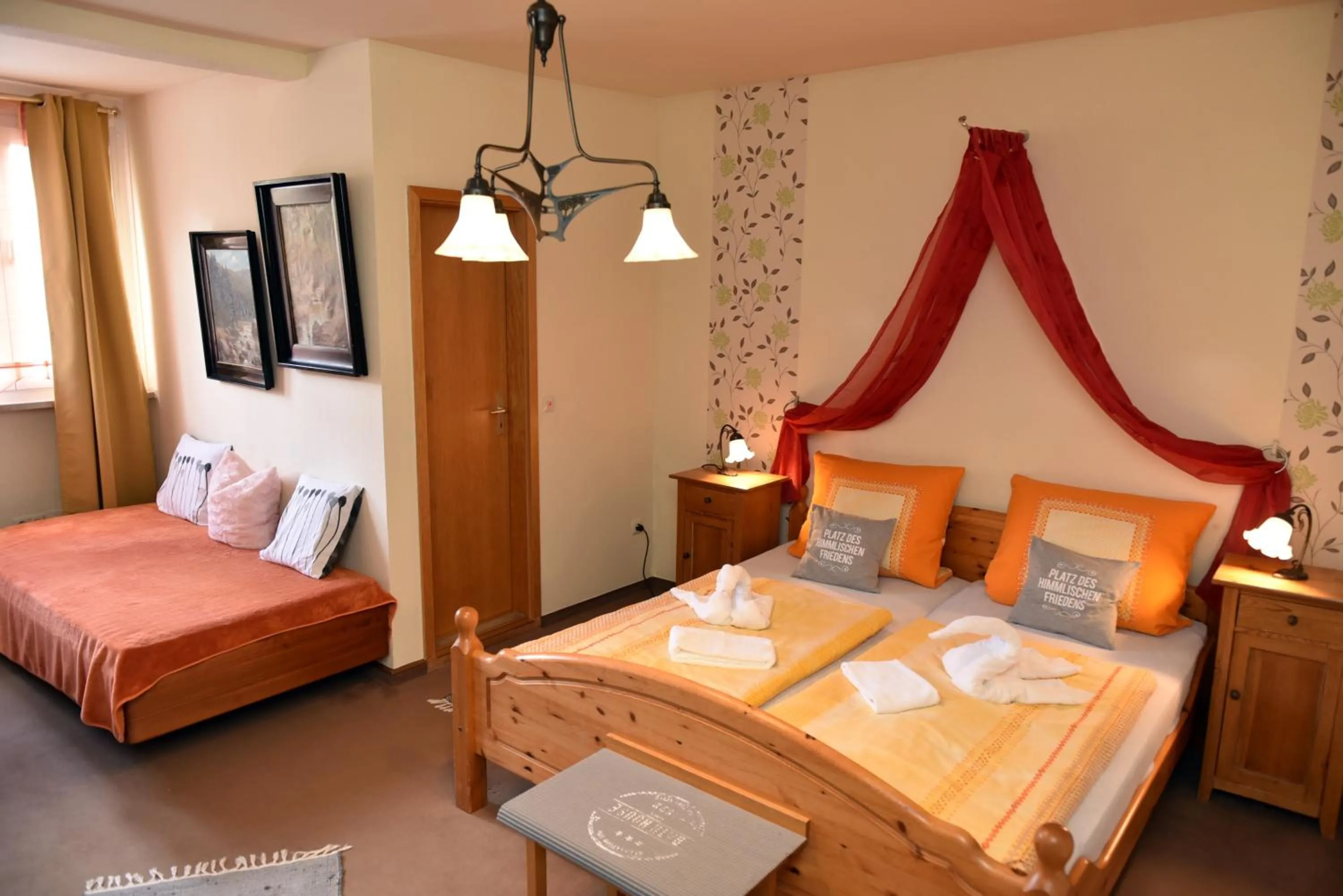 Photo of the whole room, Bed in Hotel-Pension Teutonia