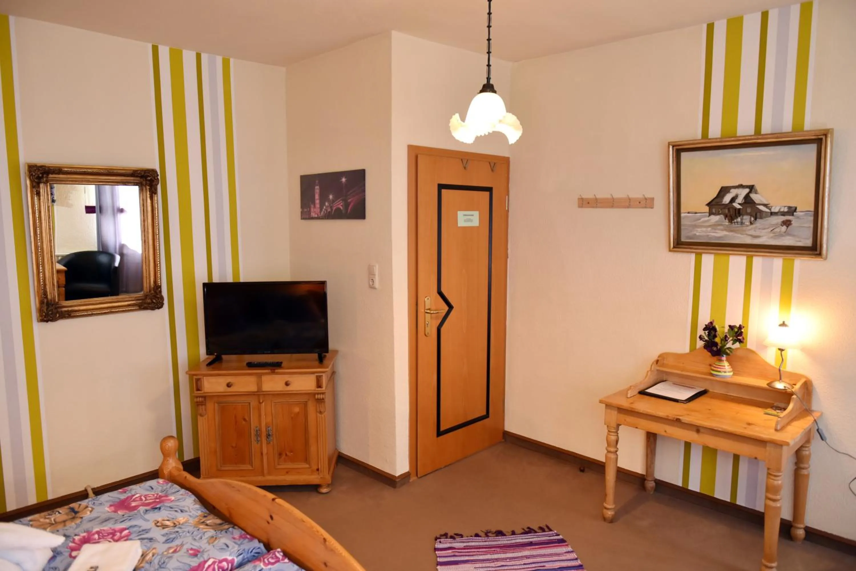 Photo of the whole room in Hotel-Pension Teutonia