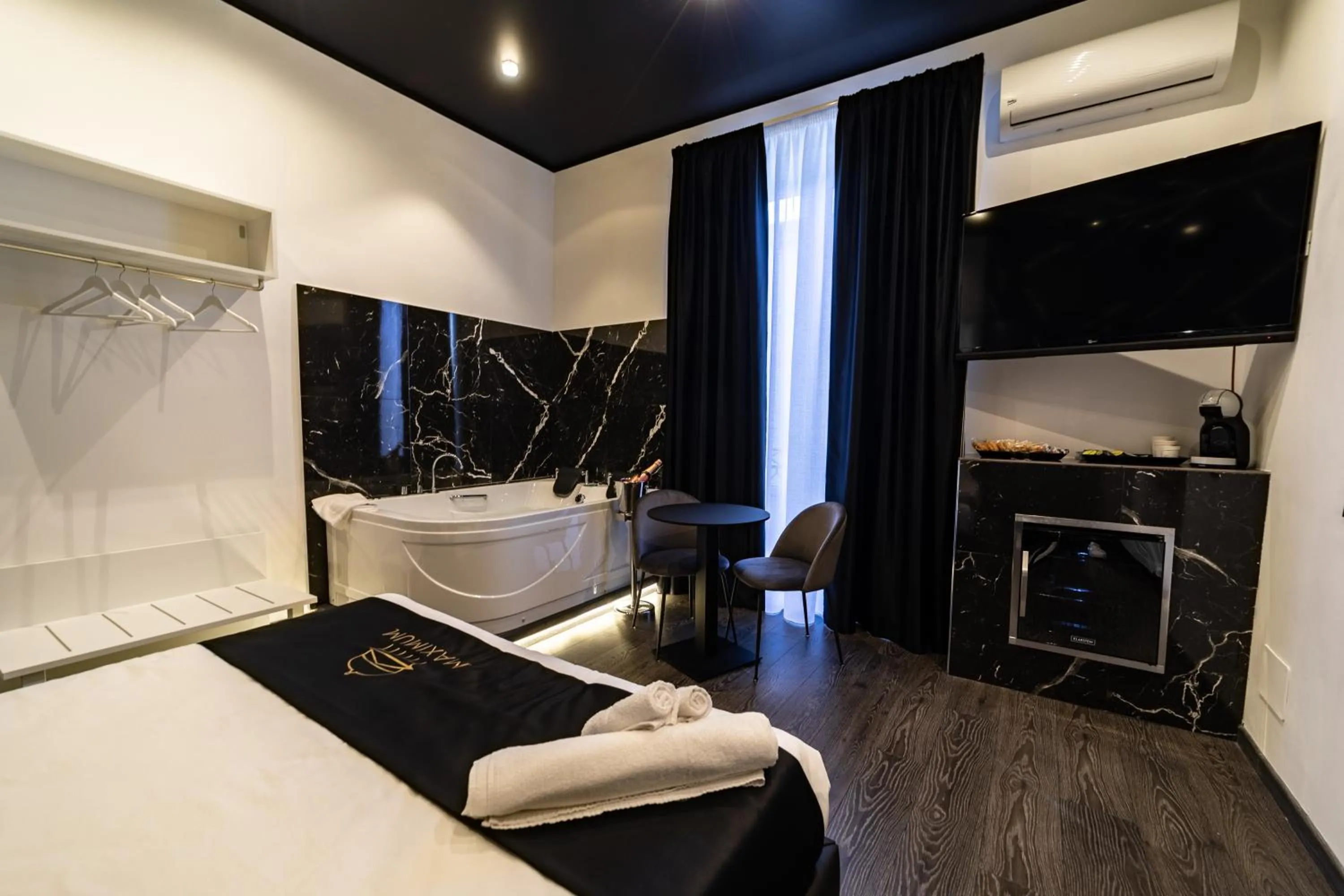 Bed in Maximum Suite & Spa