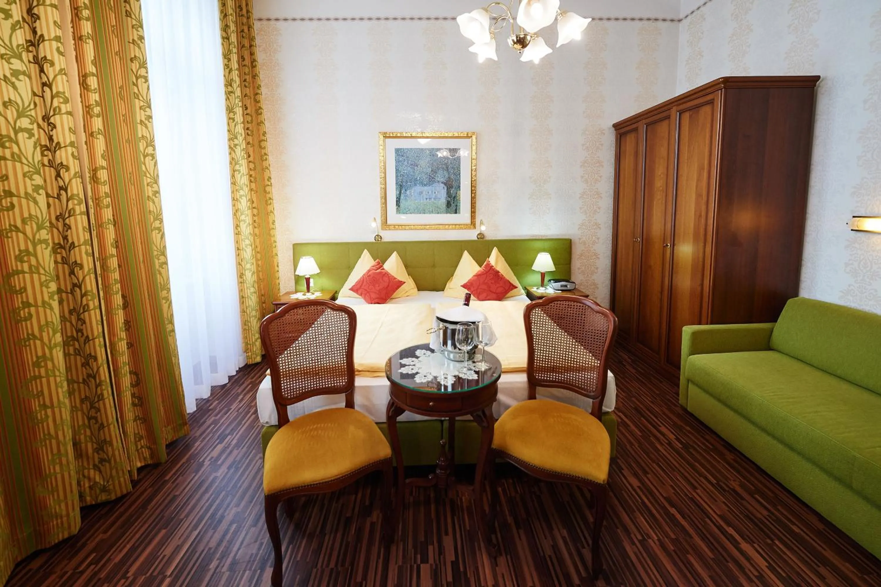 Photo of the whole room in Hotel Austria - Wien