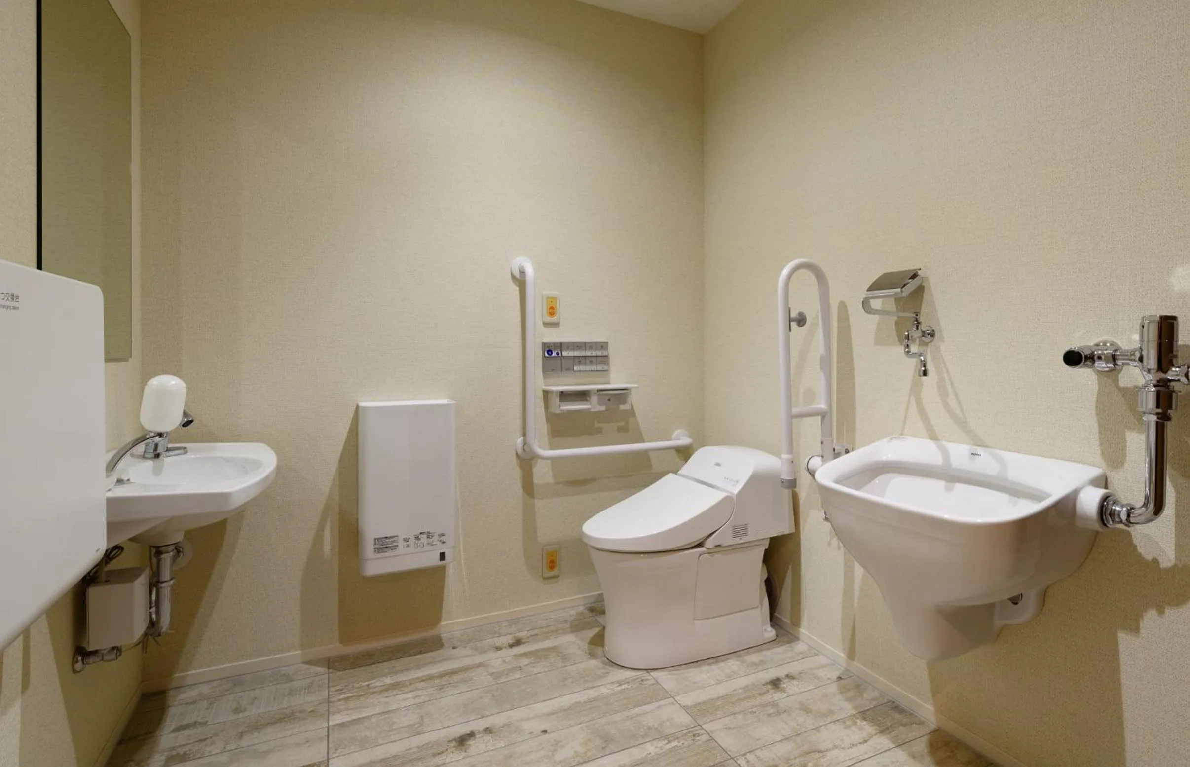 Toilet in QuintessaHotel TokyoHaneda Comic&Books