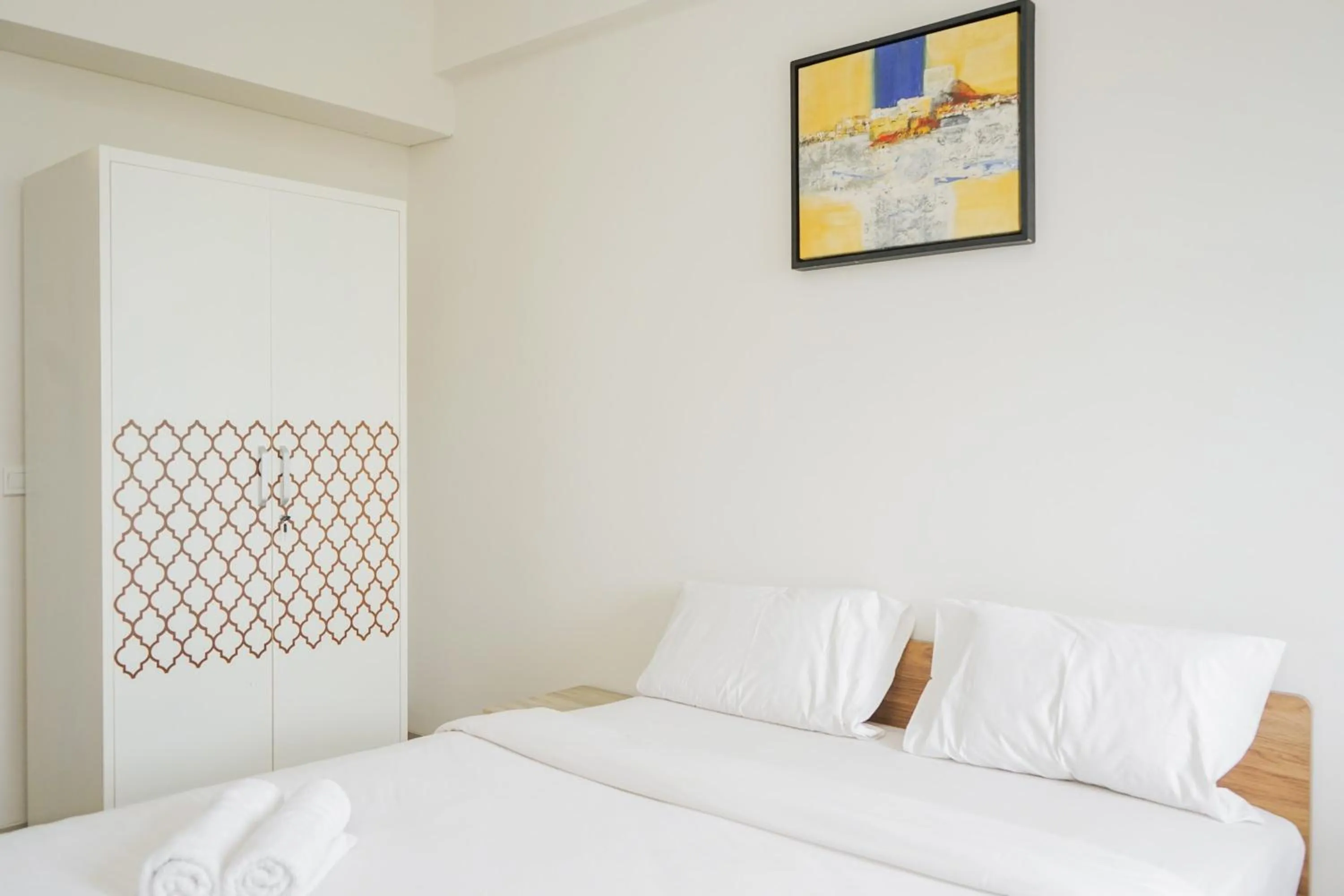 Comfy Studio with Minimalist Design Parkland Avenue Apartment By Travelio