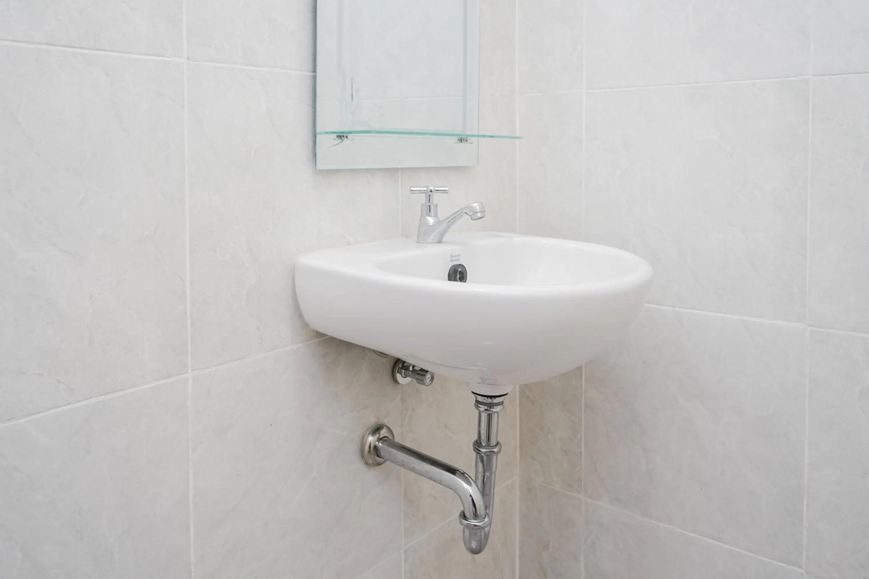 Comfy Studio with Minimalist Design Parkland Avenue Apartment By Travelio