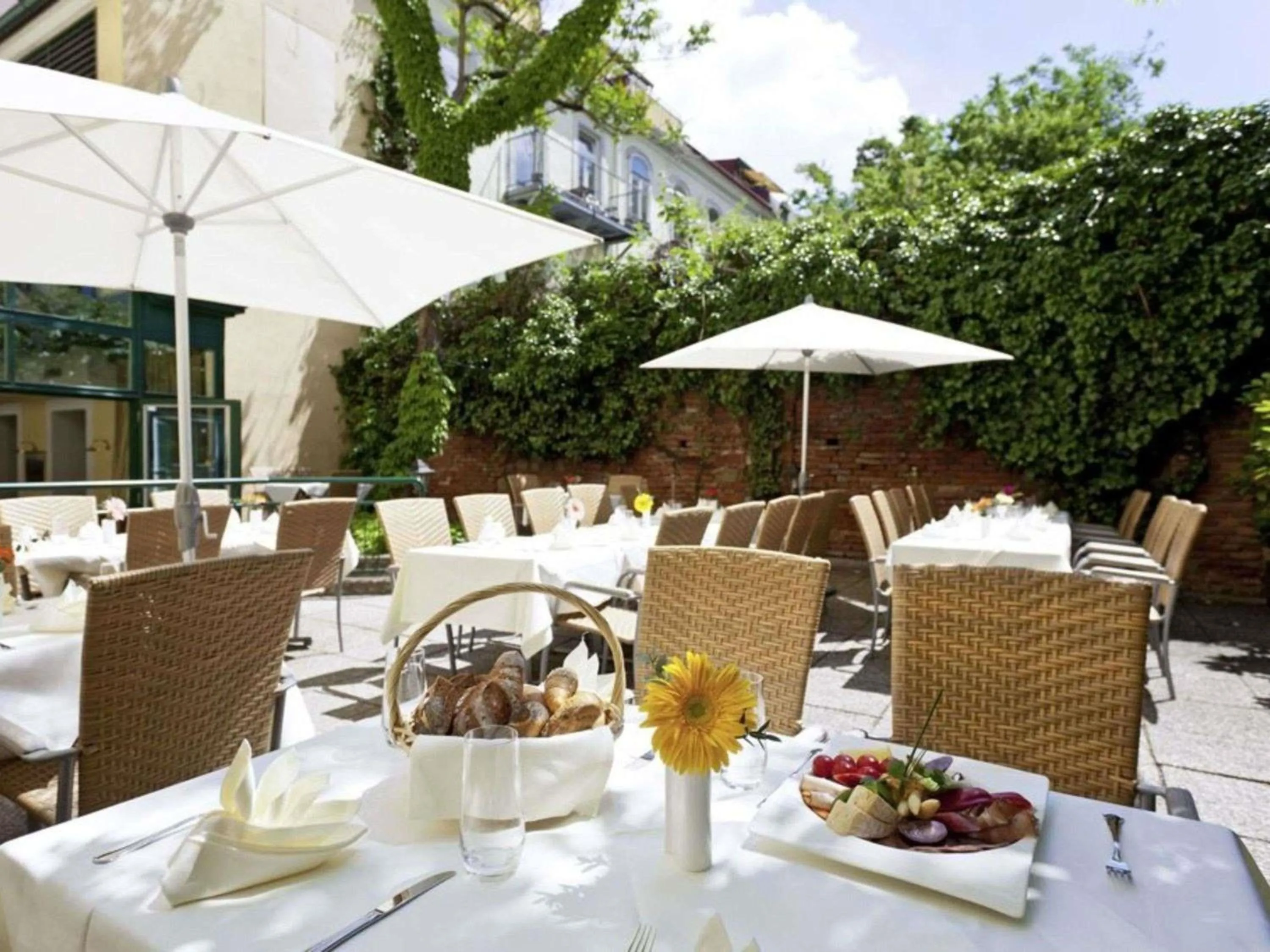 Restaurant/places to eat in Mercure Grand Hotel Biedermeier Wien