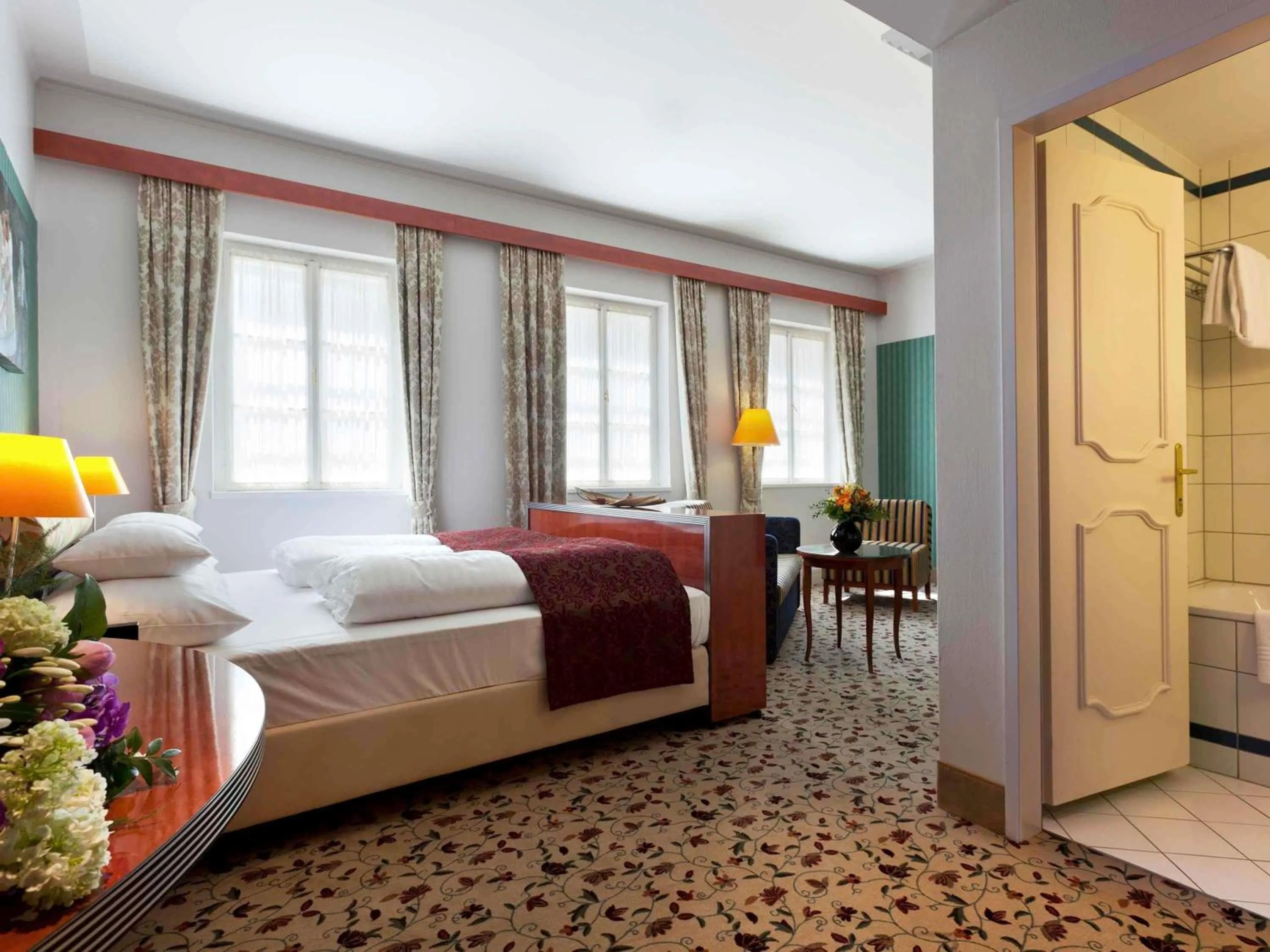 Property building, Bed in Mercure Grand Hotel Biedermeier Wien