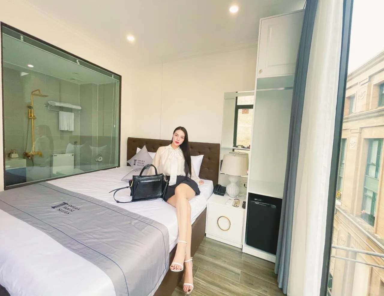 Bathroom, Bed in Opera House Suites