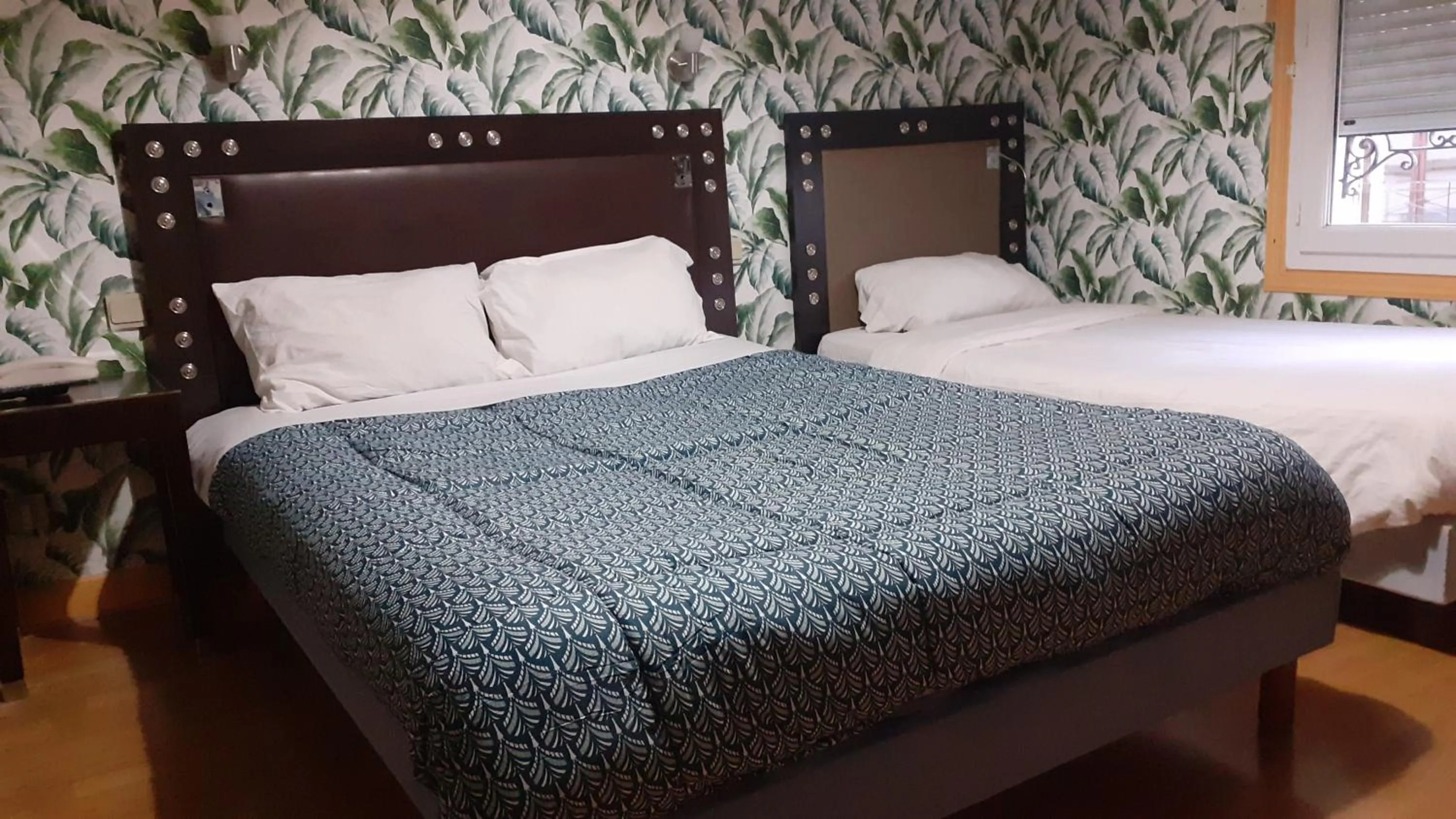 Bedroom in Hôtel des Couronnes Châteaudun