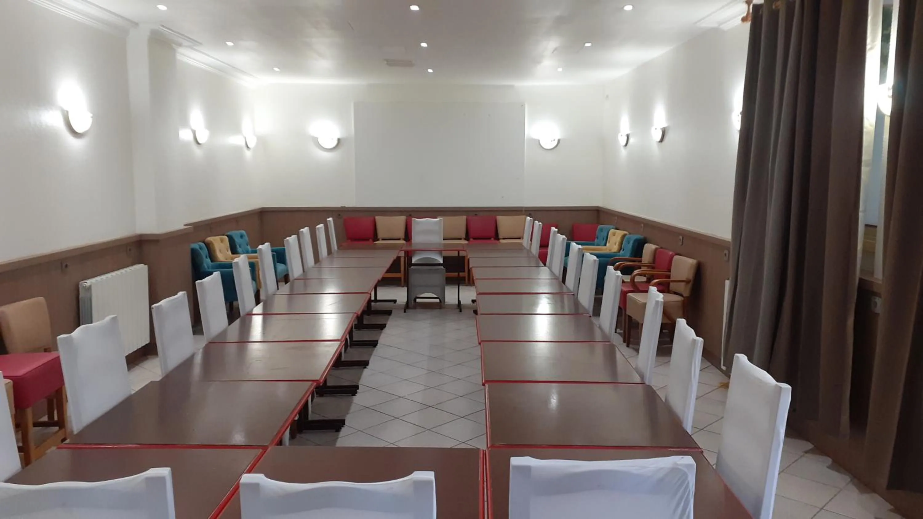 Meeting/conference room in Hôtel des Couronnes Châteaudun