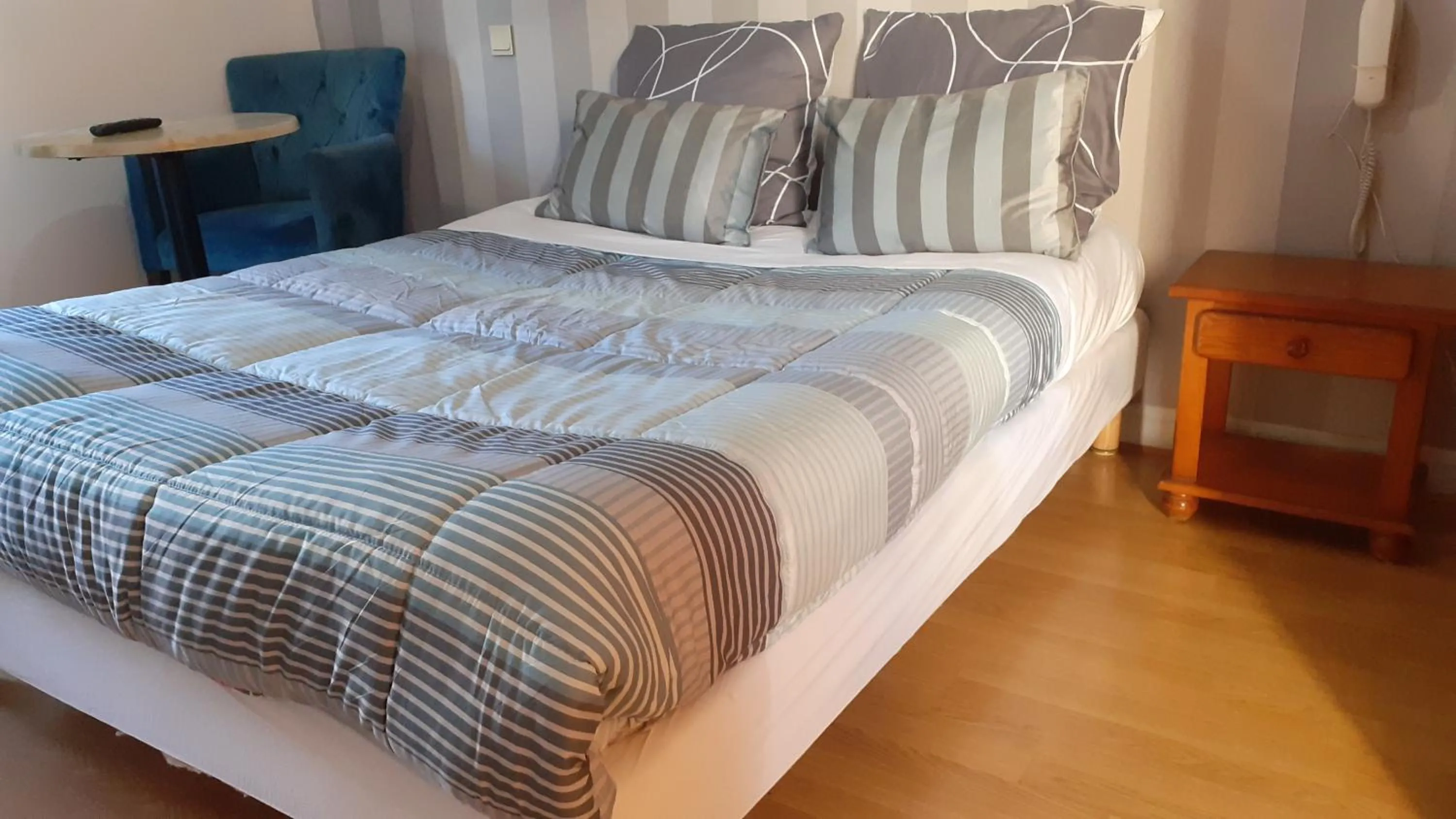 Bedroom in Hôtel des Couronnes Châteaudun