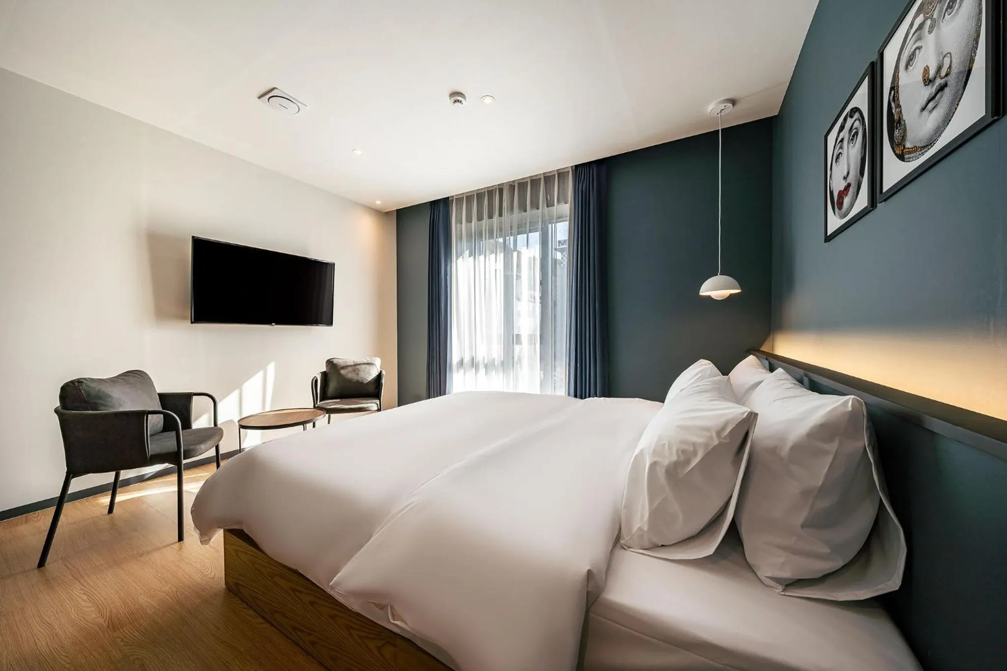 Bed in Brown Dot Hotel Signature