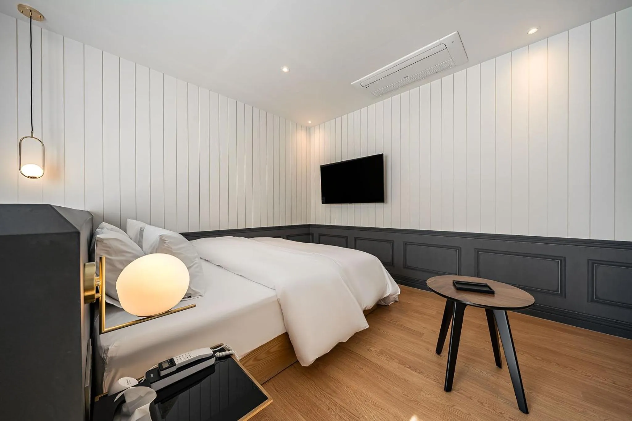 Bed in Brown Dot Hotel Signature