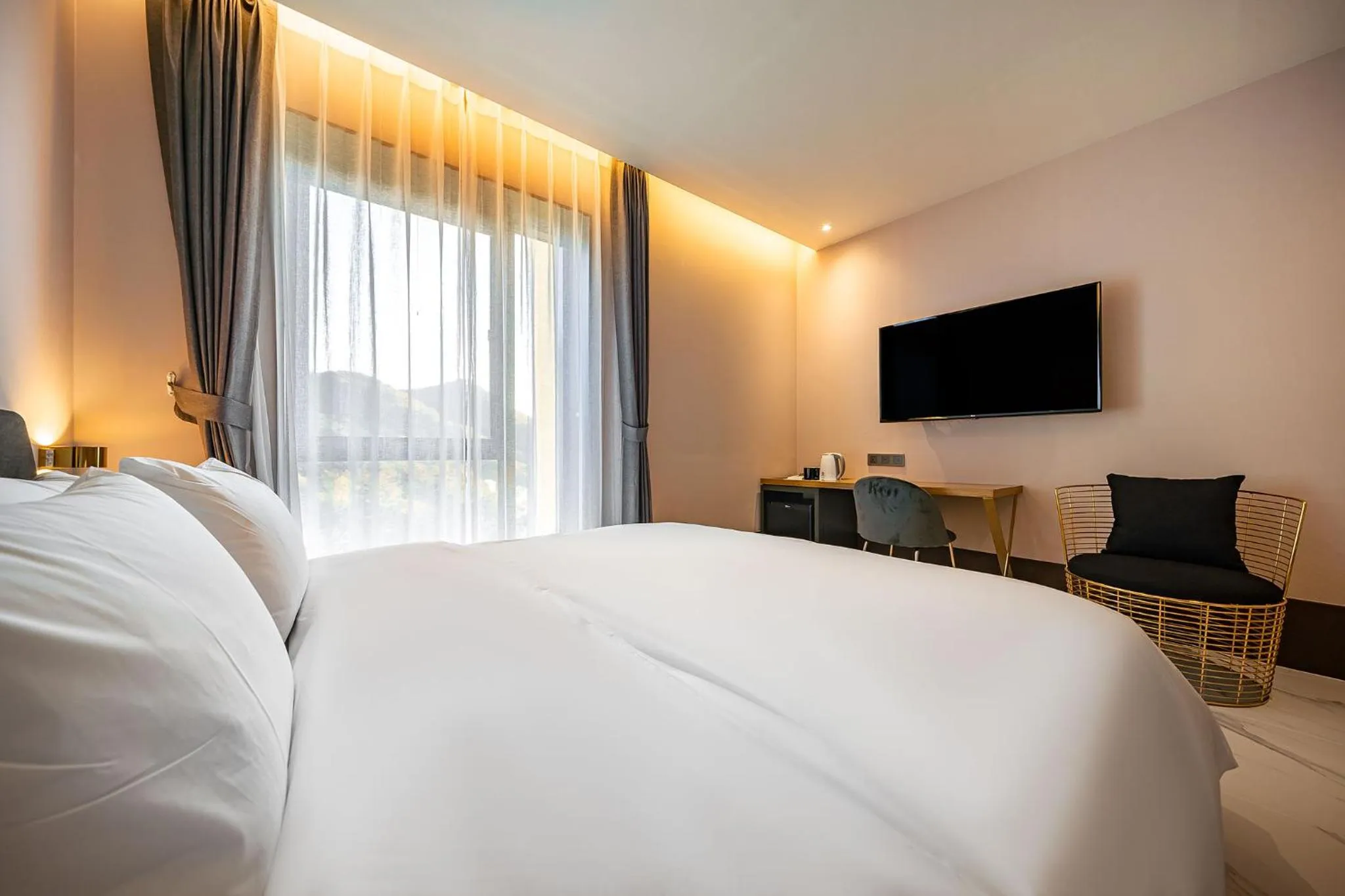 Bed in Brown Dot Hotel Signature