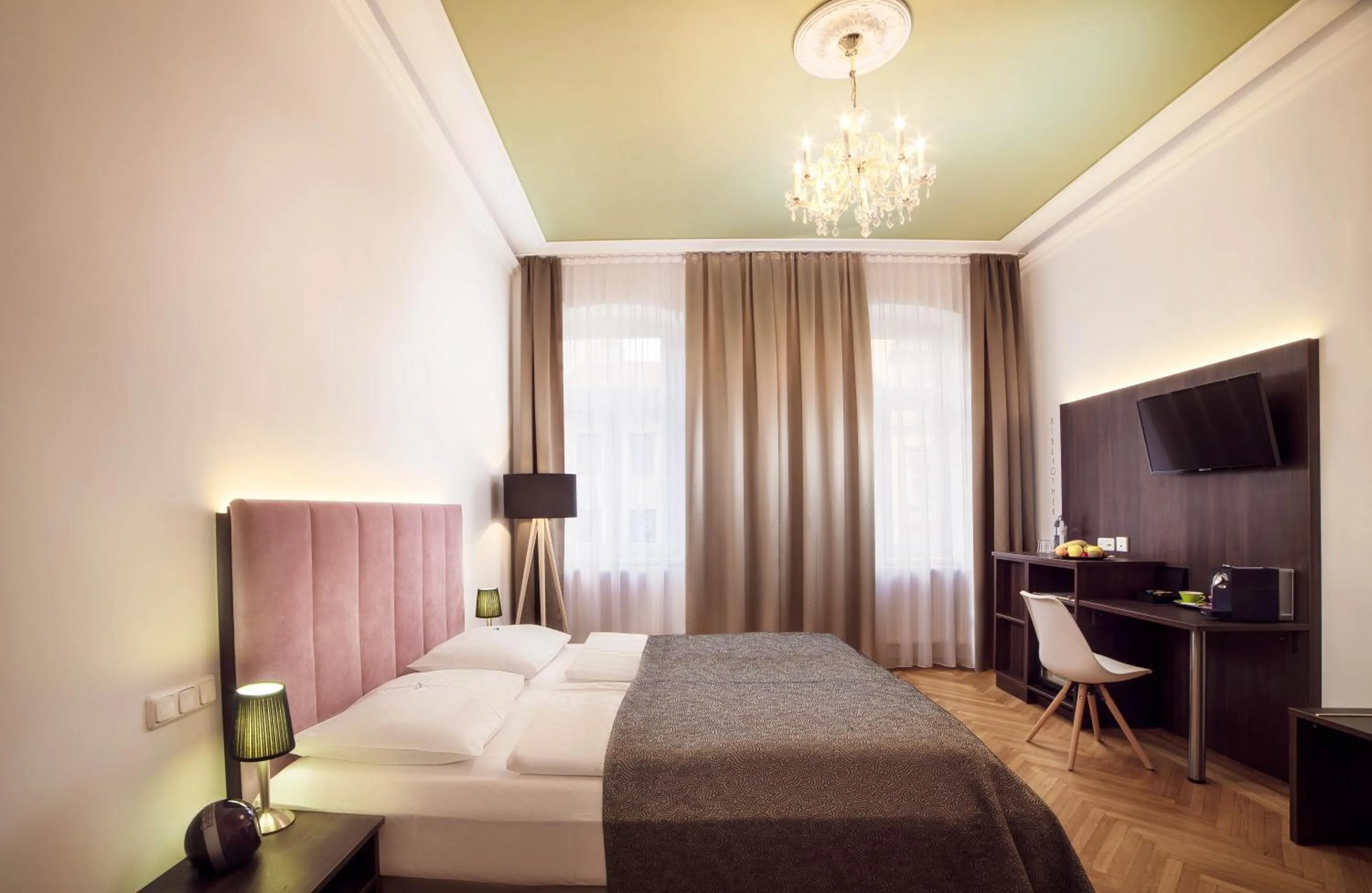 Photo of the whole room, Bed in BoutiqueHOTEL Donauwalzer