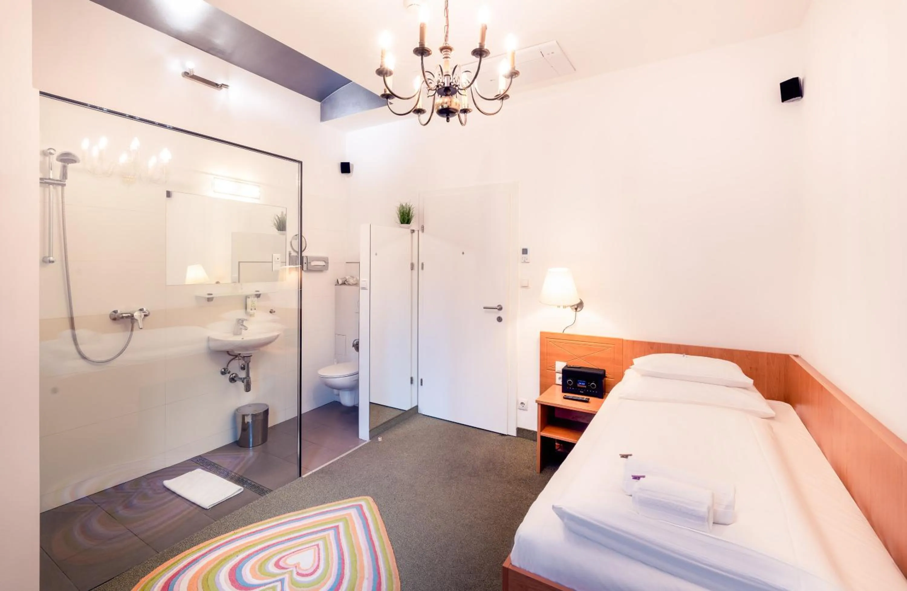 Photo of the whole room, Bed in BoutiqueHOTEL Donauwalzer