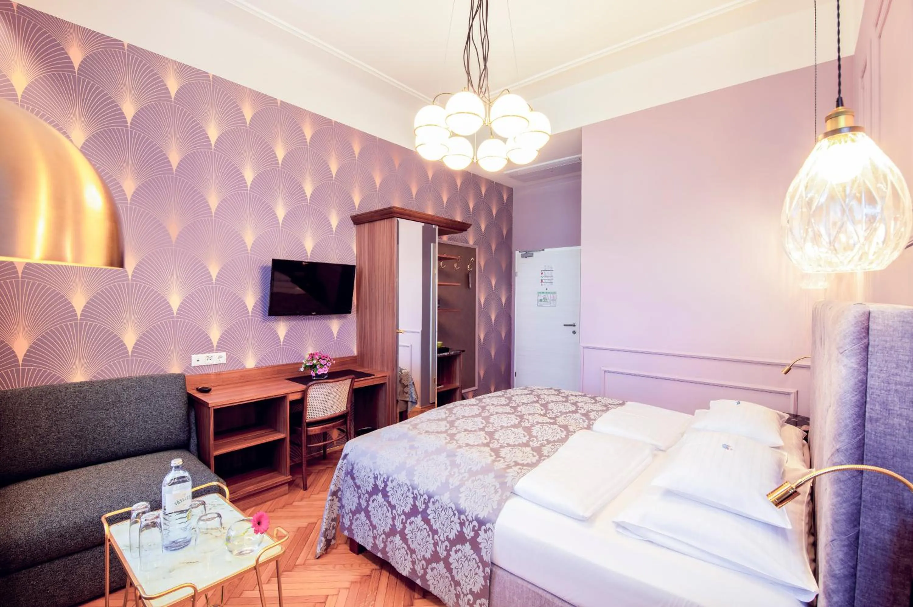 Photo of the whole room, Bed in BoutiqueHOTEL Donauwalzer