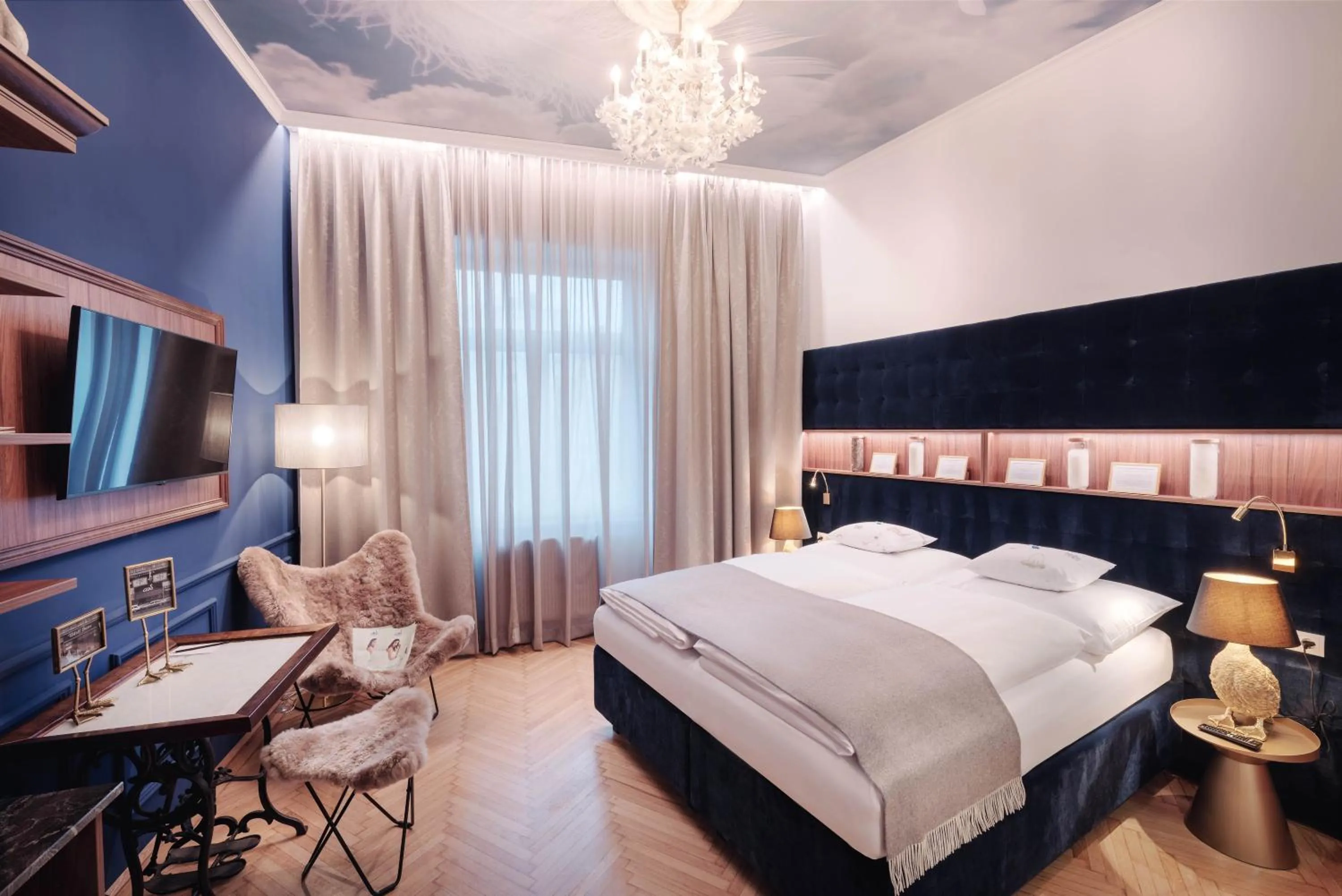 Photo of the whole room, Bed in BoutiqueHOTEL Donauwalzer