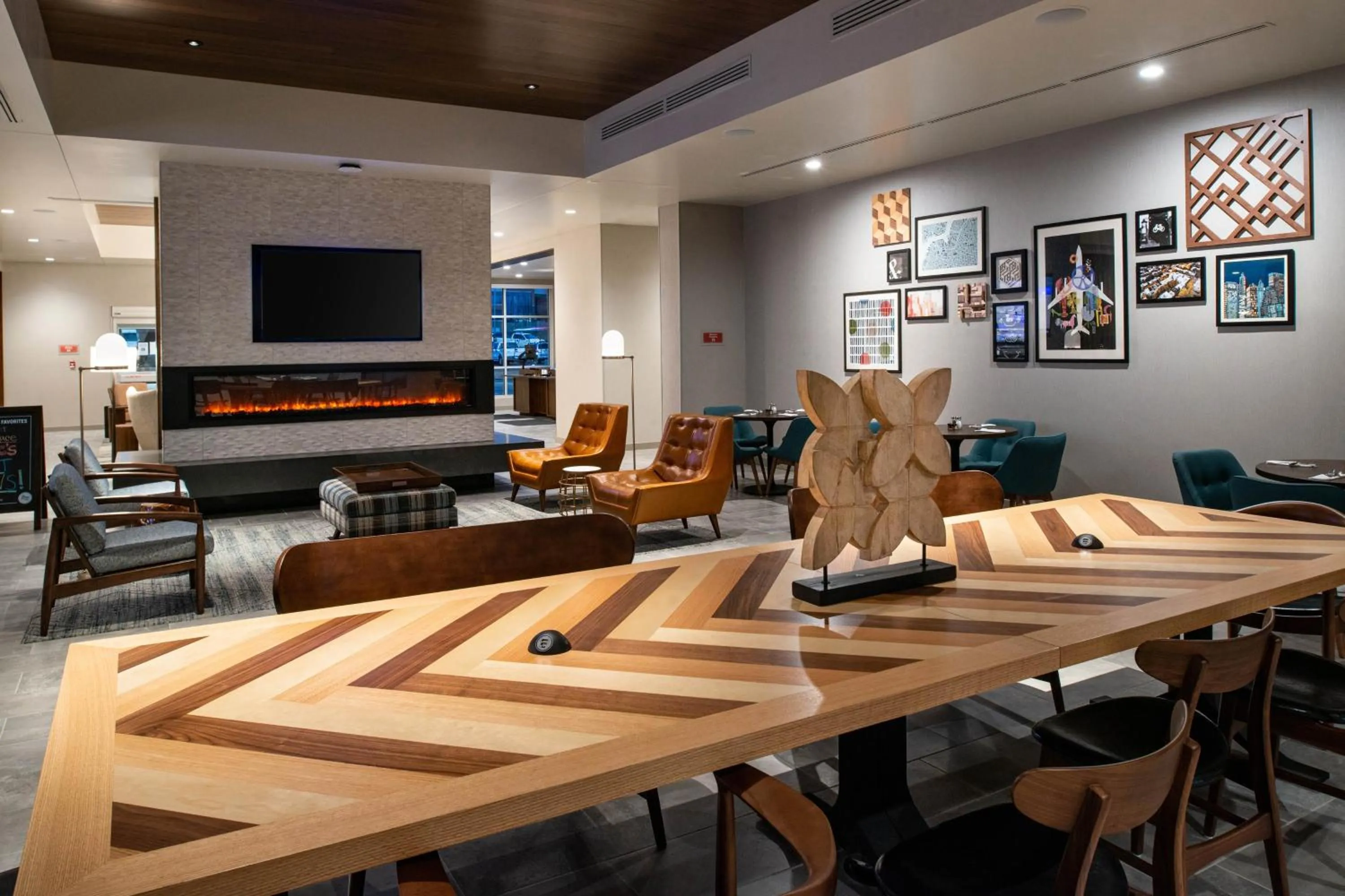 Lounge or bar in Four Points by Sheraton Kansas City Olathe